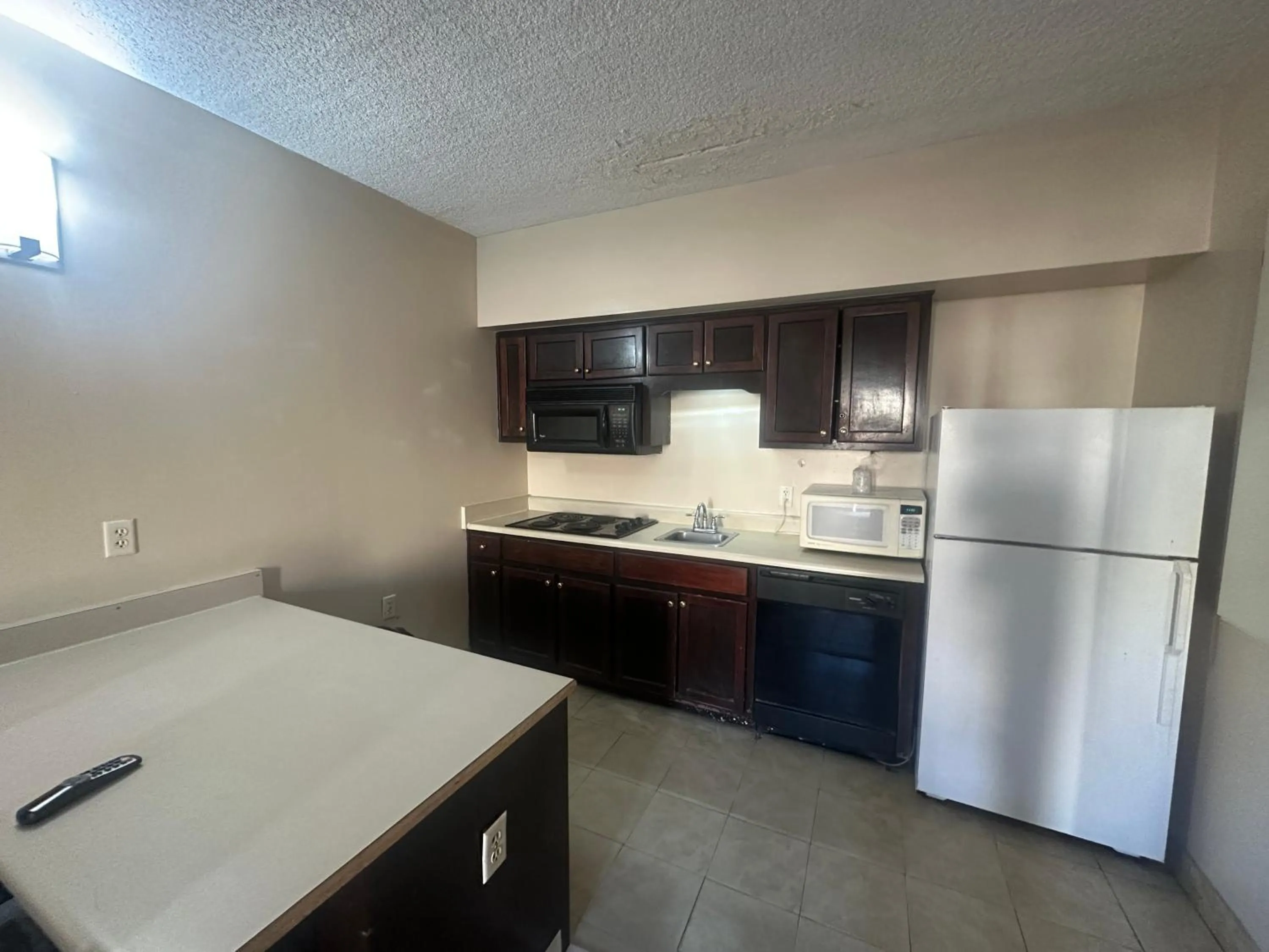 Kitchen or kitchenette in Guest Cottage & Suites By OYO Brunswick-Golden Isles