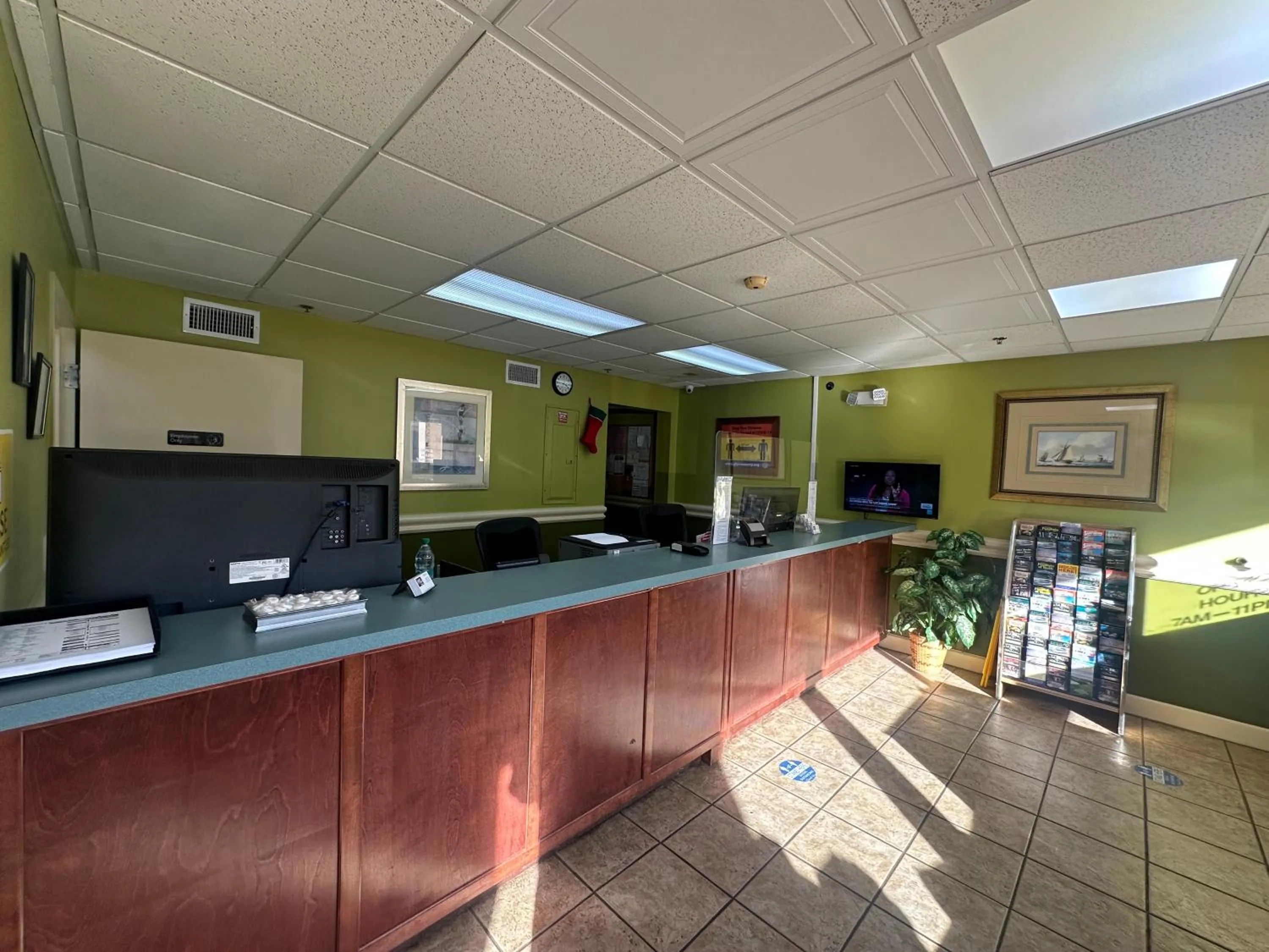 Lobby or reception in Guest Cottage & Suites By OYO Brunswick-Golden Isles