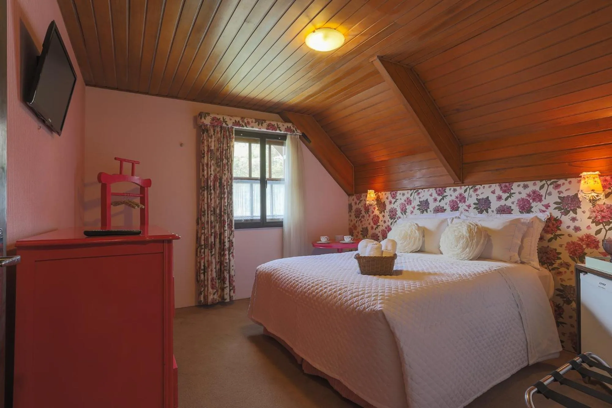 Photo of the whole room, Bed in Pousada Jardon Campos do Jordão - Exclusiva para Adultos