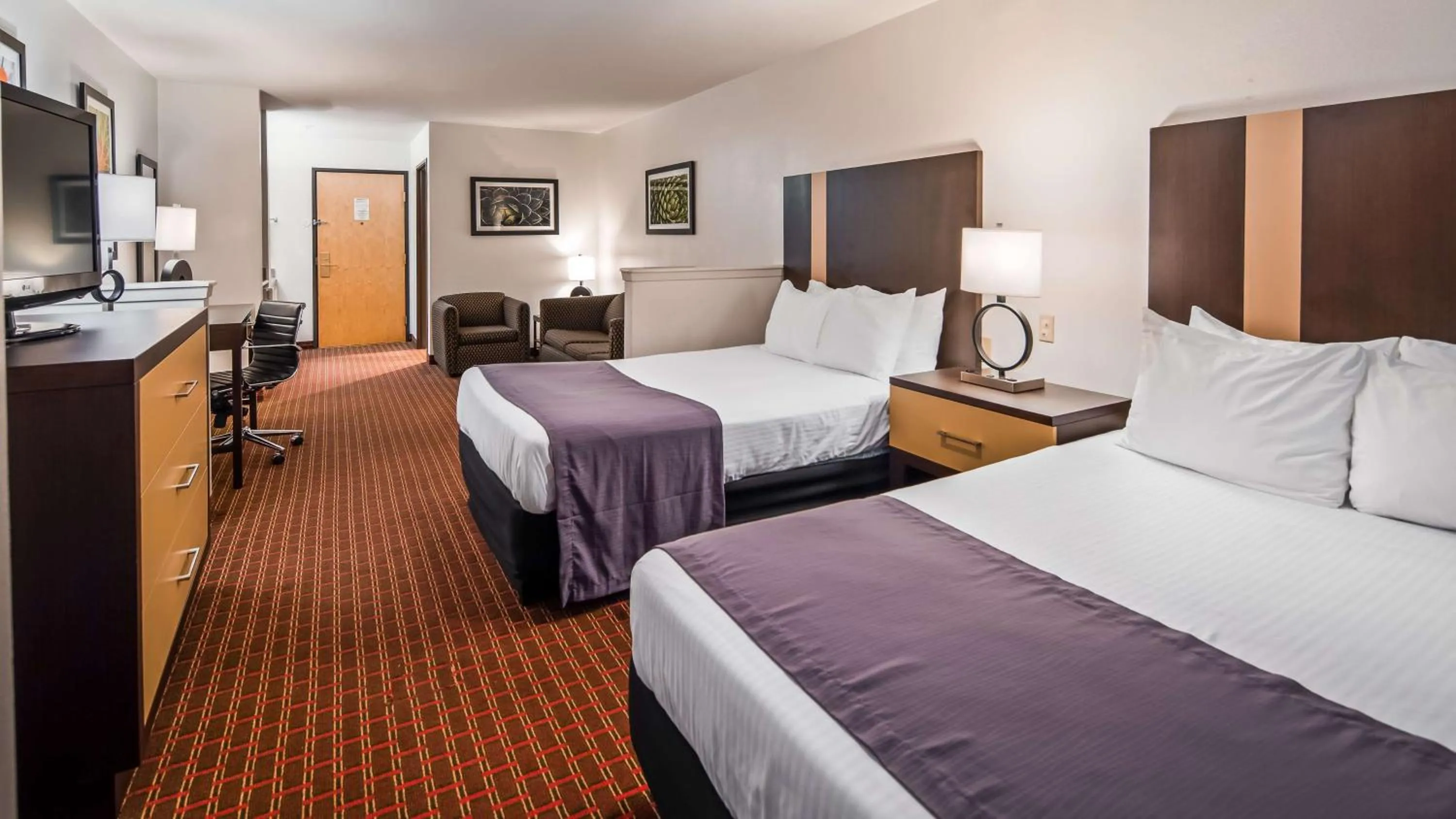 Photo of the whole room, Bed in Best Western Inn & Suites