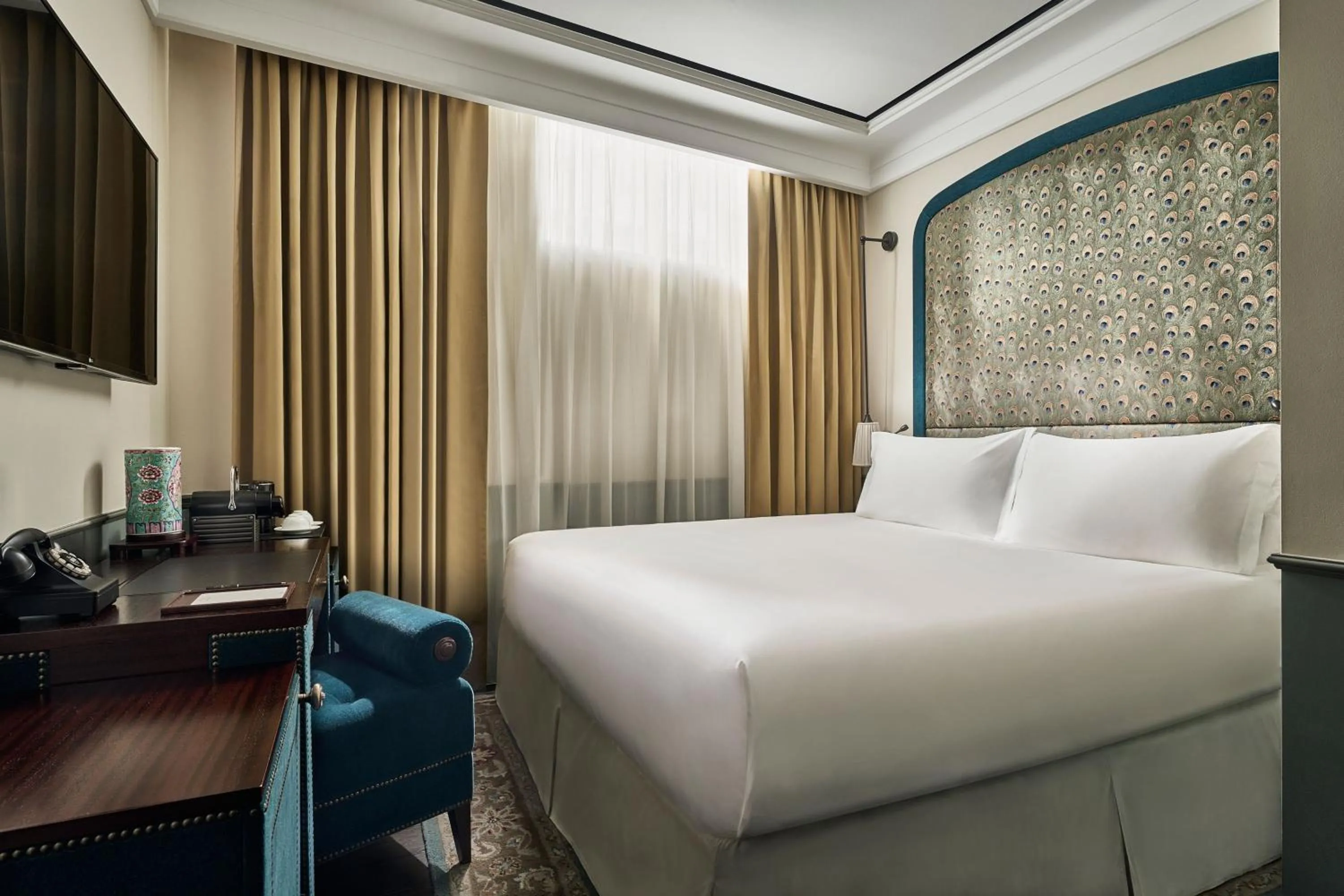 Photo of the whole room, Bed in Maxwell Reserve Singapore, Autograph Collection