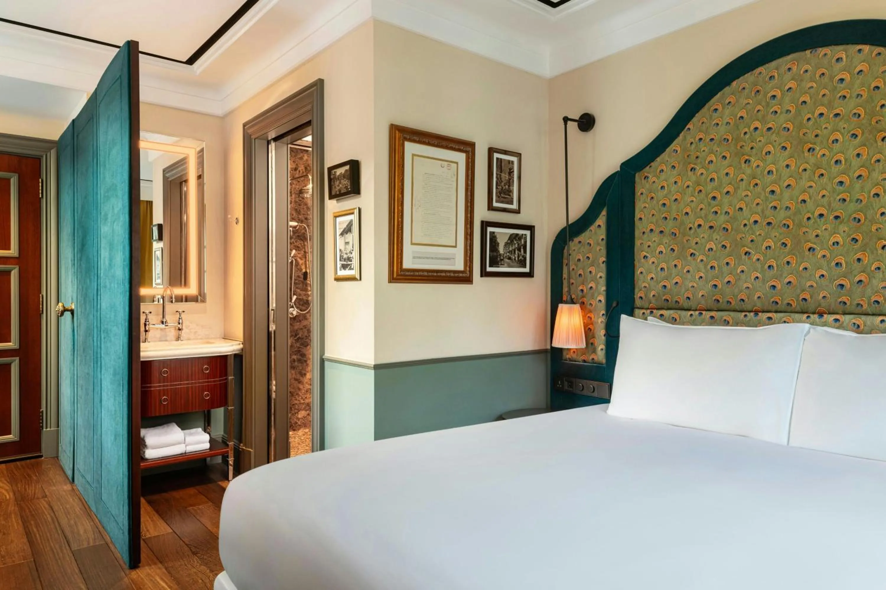 Photo of the whole room, Bed in Maxwell Reserve Singapore, Autograph Collection