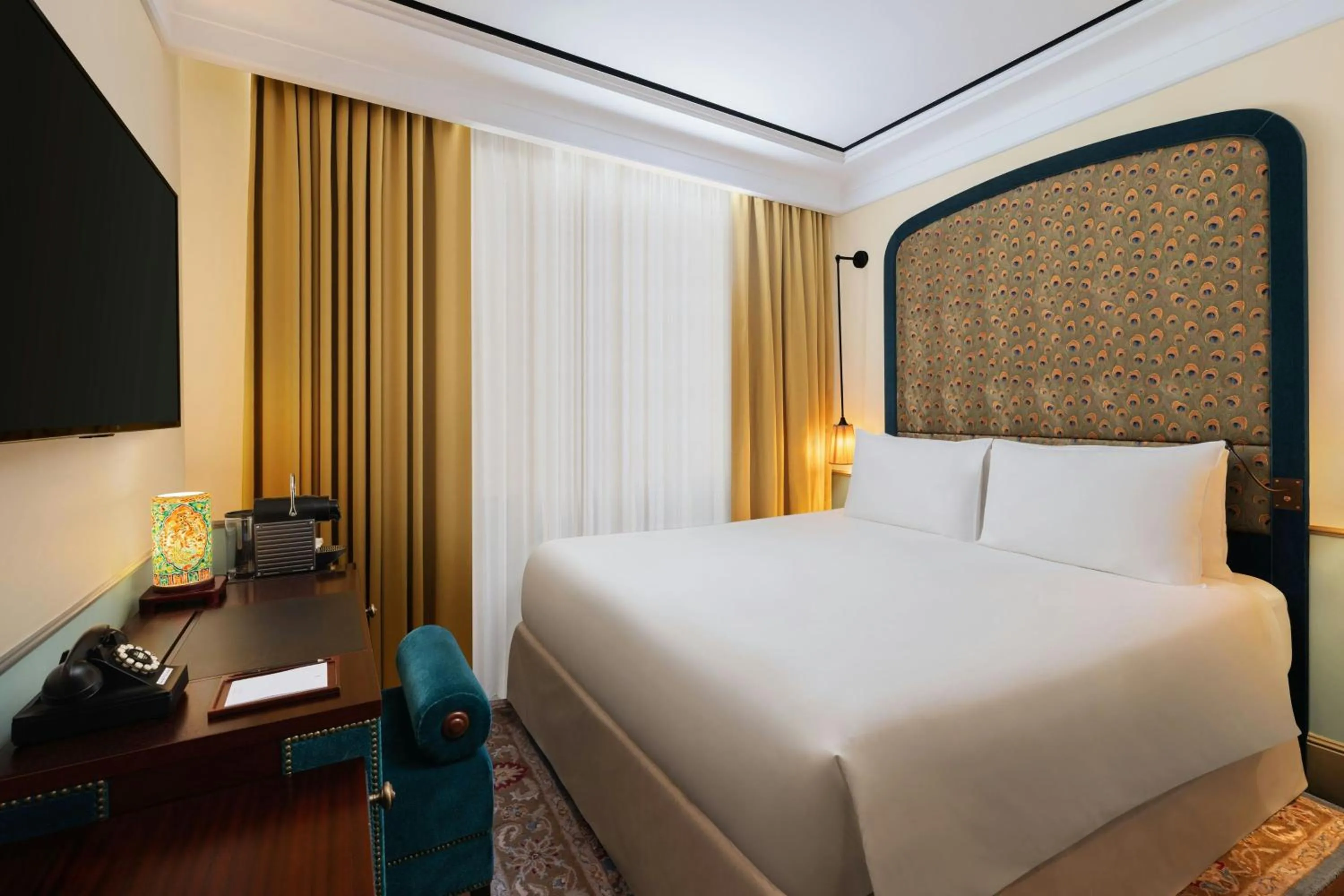 Bedroom, Bed in Maxwell Reserve Singapore, Autograph Collection