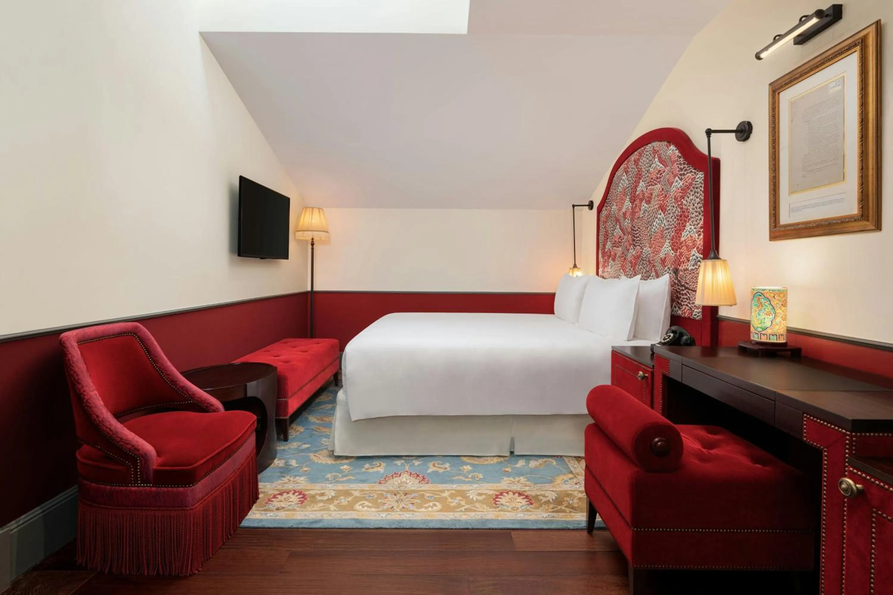 Photo of the whole room, Bed in Maxwell Reserve Singapore, Autograph Collection