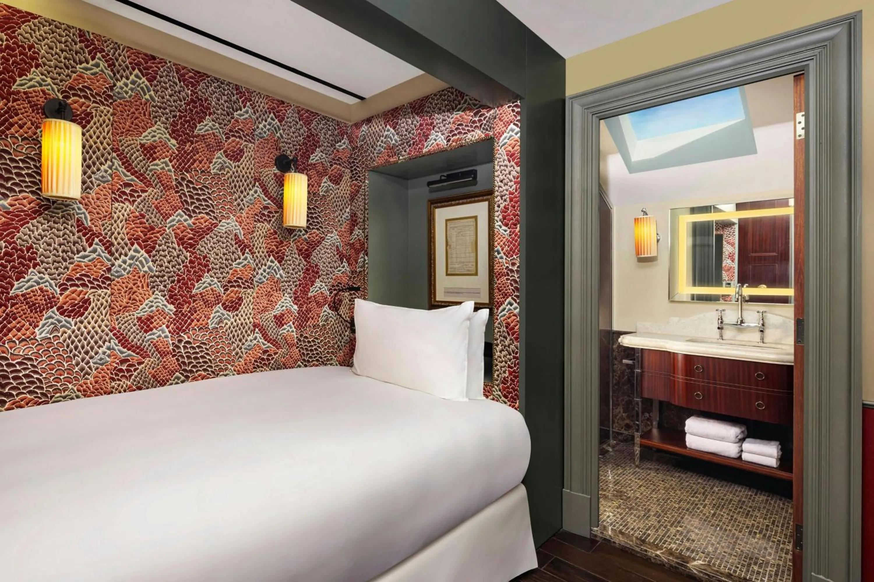 Bathroom, Bed in Maxwell Reserve Singapore, Autograph Collection