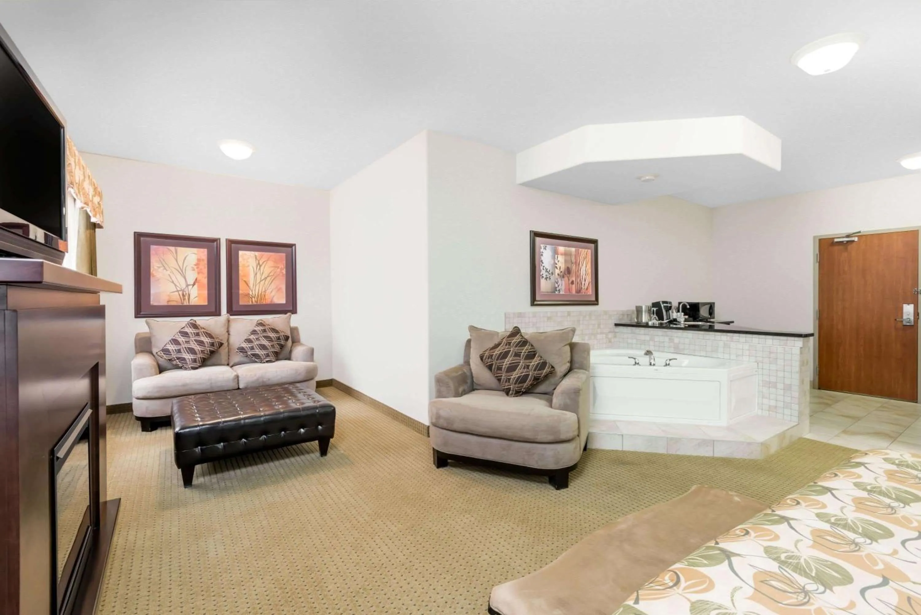 Living room in Ramada by Wyndham Olds