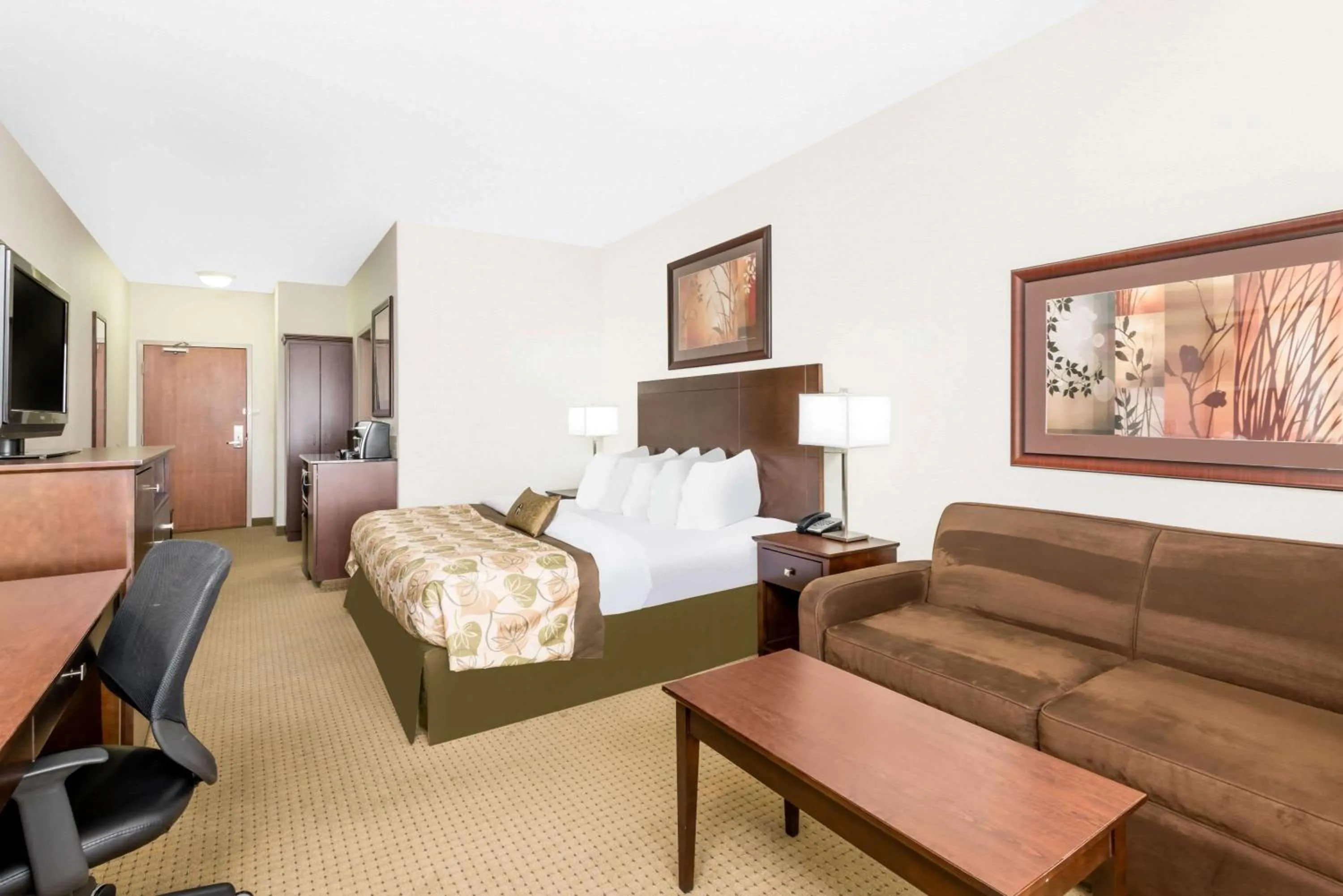 Photo of the whole room in Ramada by Wyndham Olds