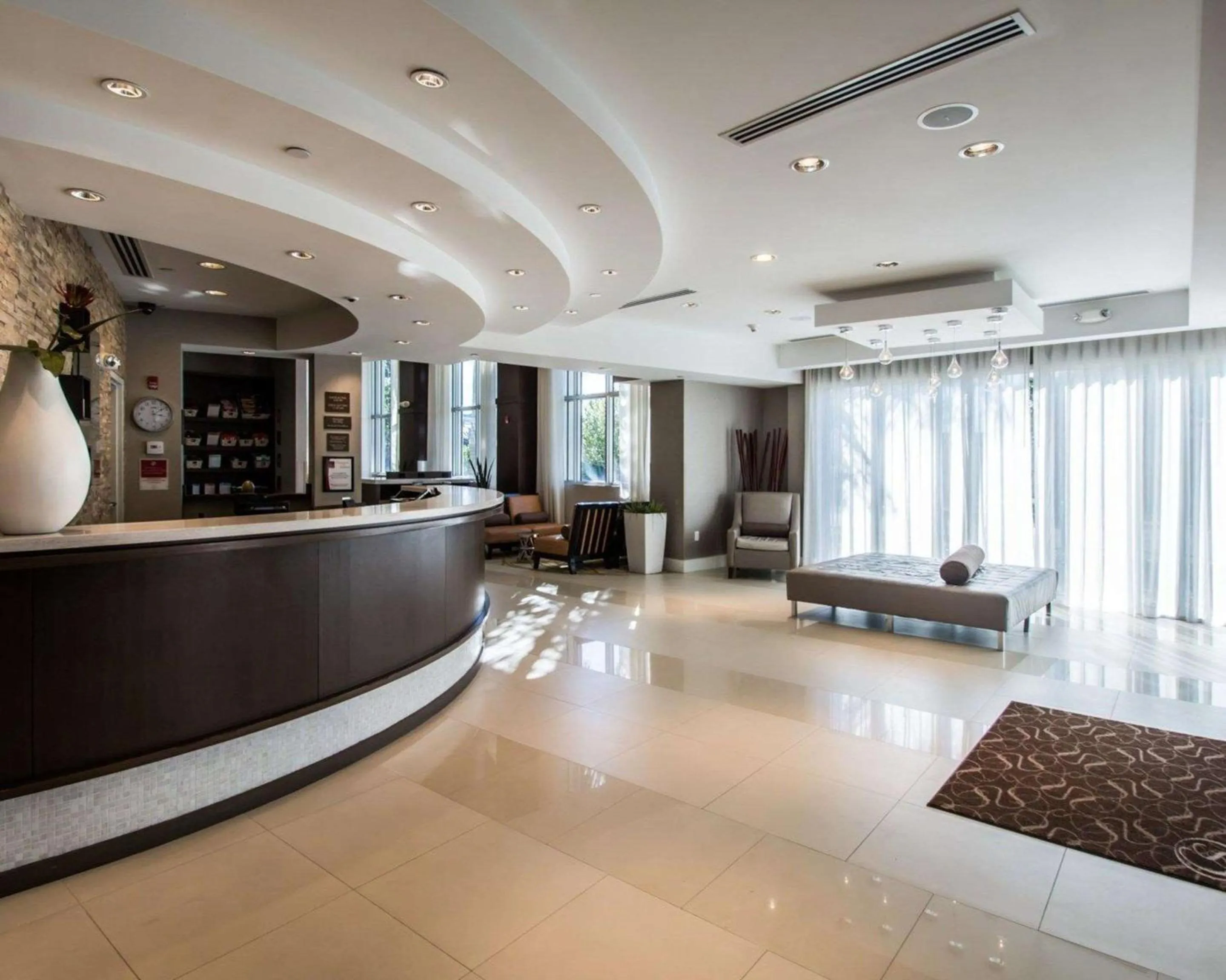 Lobby or reception in Comfort Suites Miami Airport North