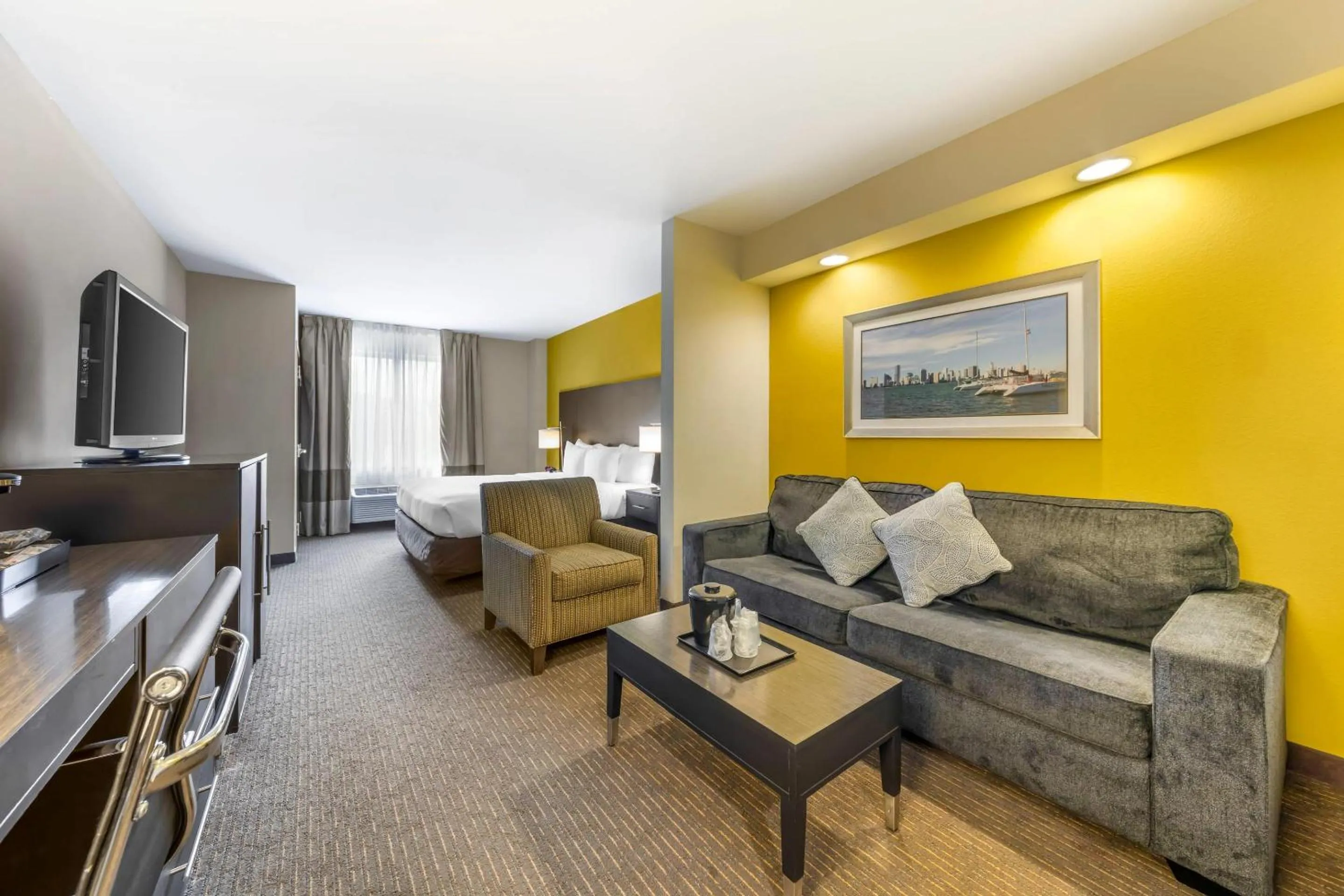 Bedroom in Comfort Suites Miami Airport North