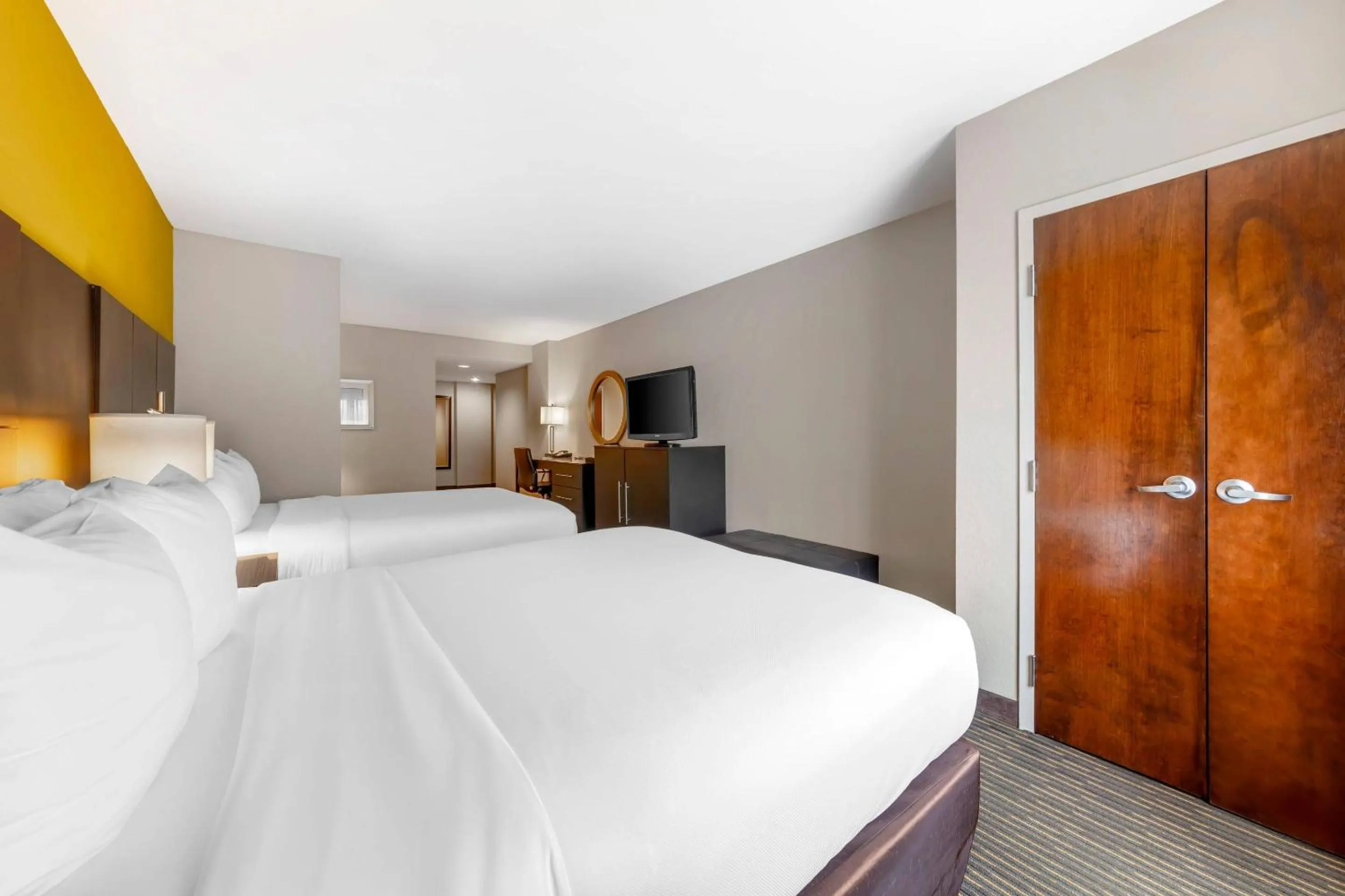 Bedroom, Bed in Comfort Suites Miami Airport North