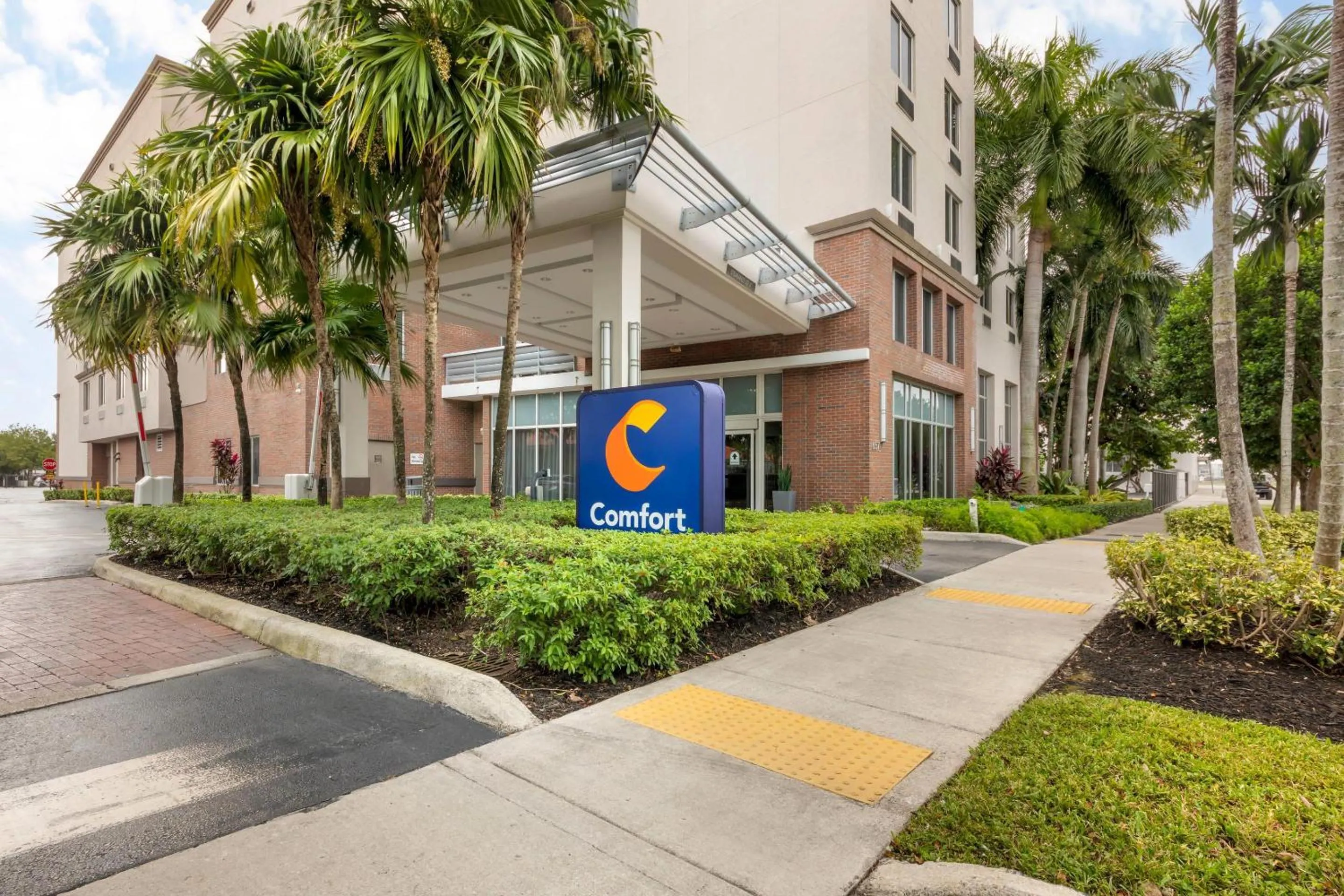 Property building in Comfort Suites Miami Airport North