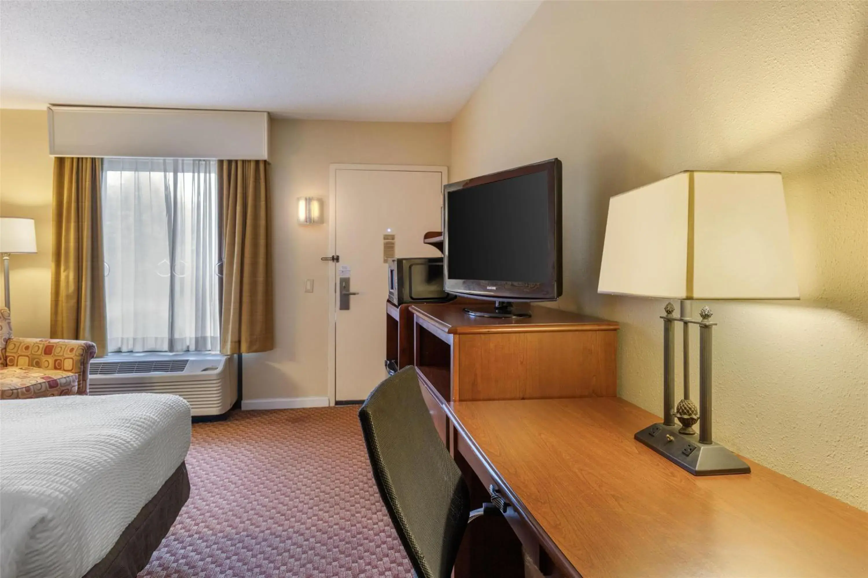 Queen Room with Bath Tub - Mobility Accessible in Best Western Hickory Queen Room with Bath Tub - Mobility Accessible in Best Western Hickory