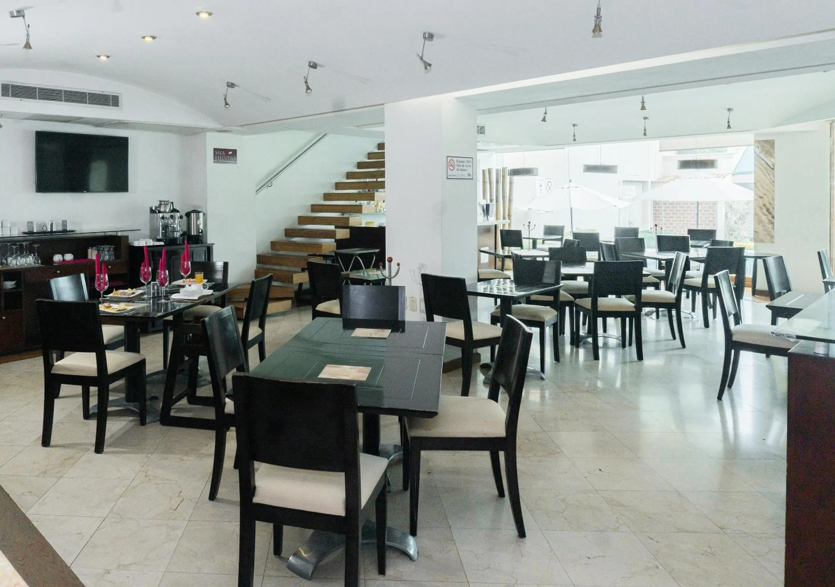 Restaurant/places to eat in Hotel Victoria Poza Rica by Brahma