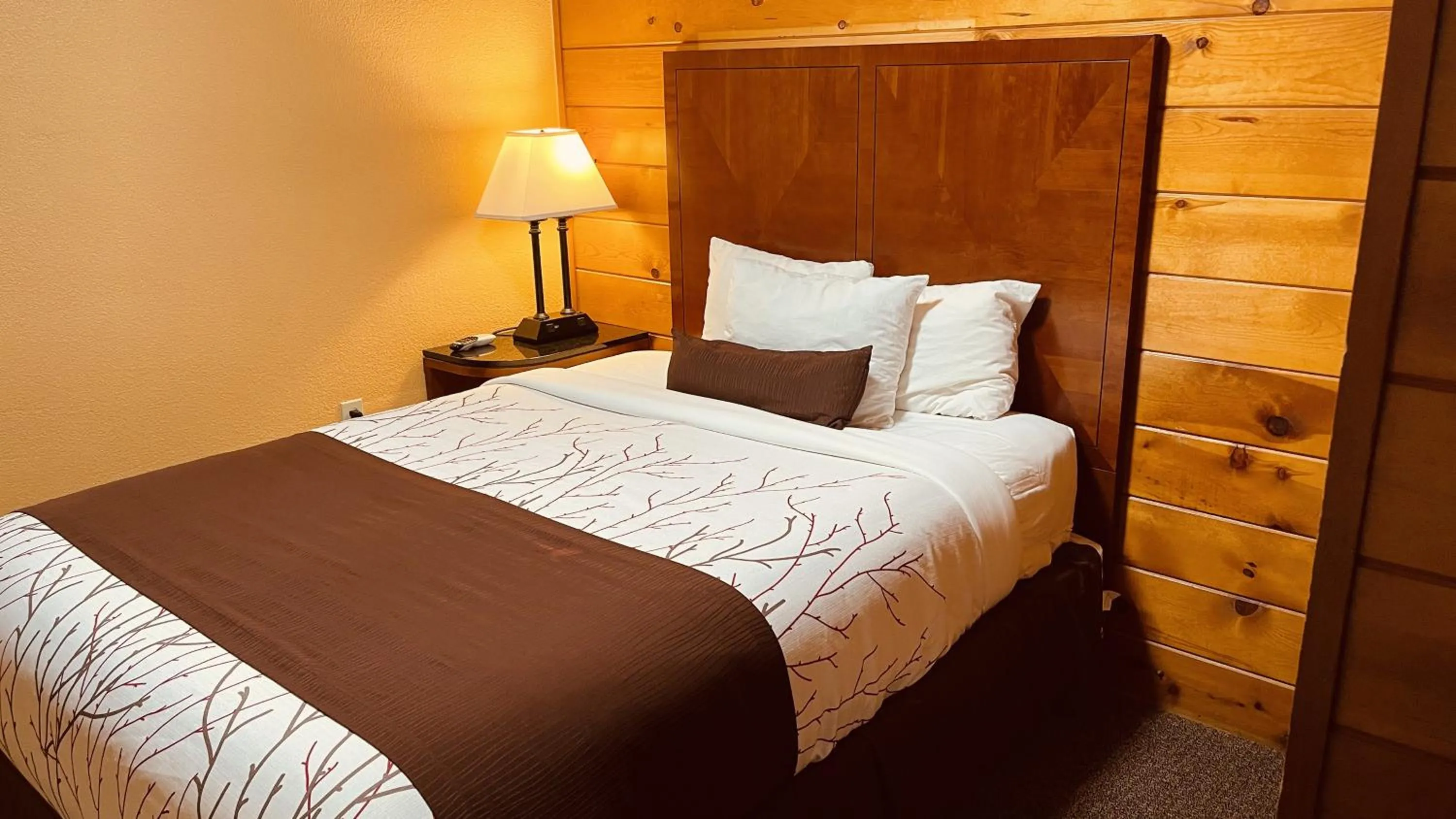 Bed in Apple Inn Motel