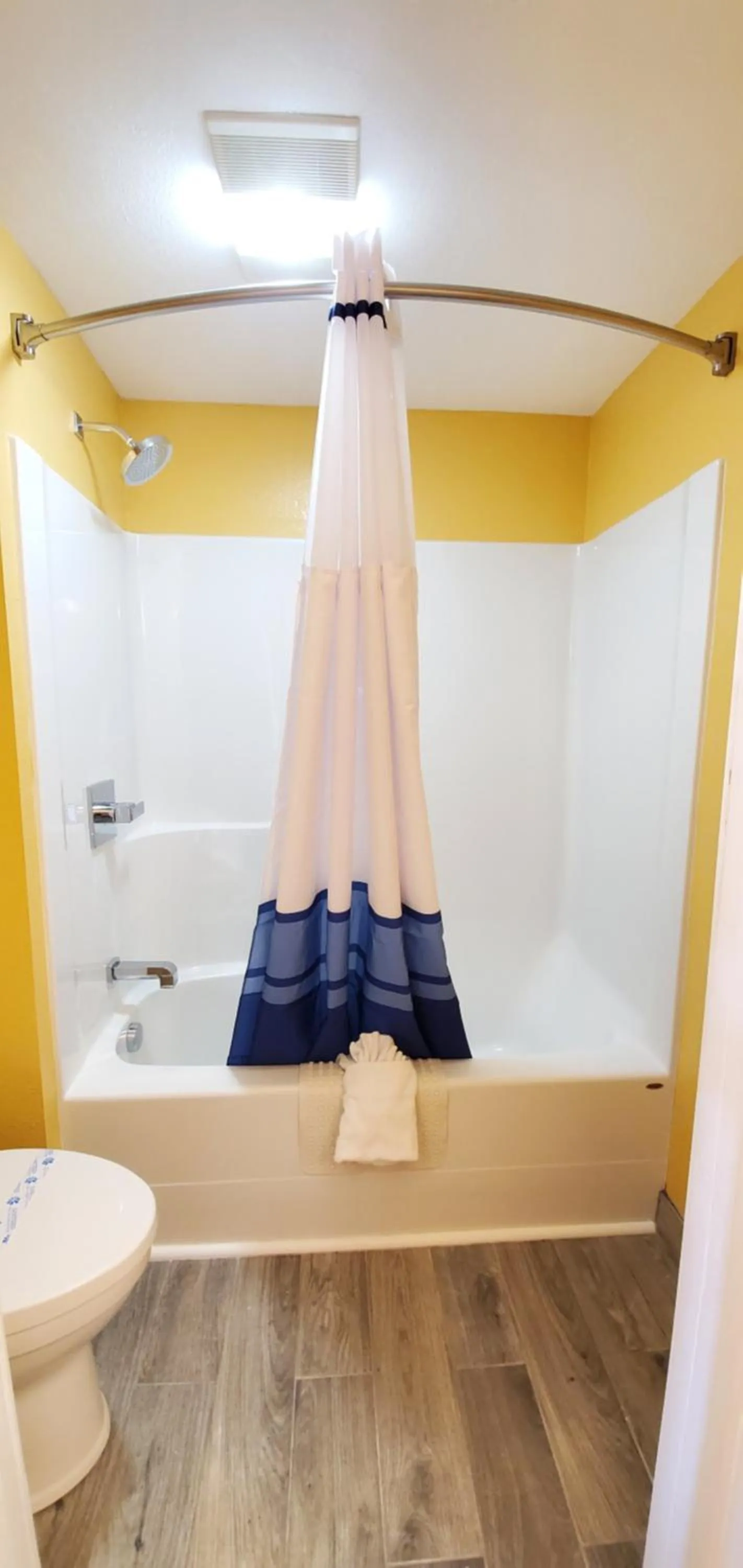 Shower in Apple Inn Motel