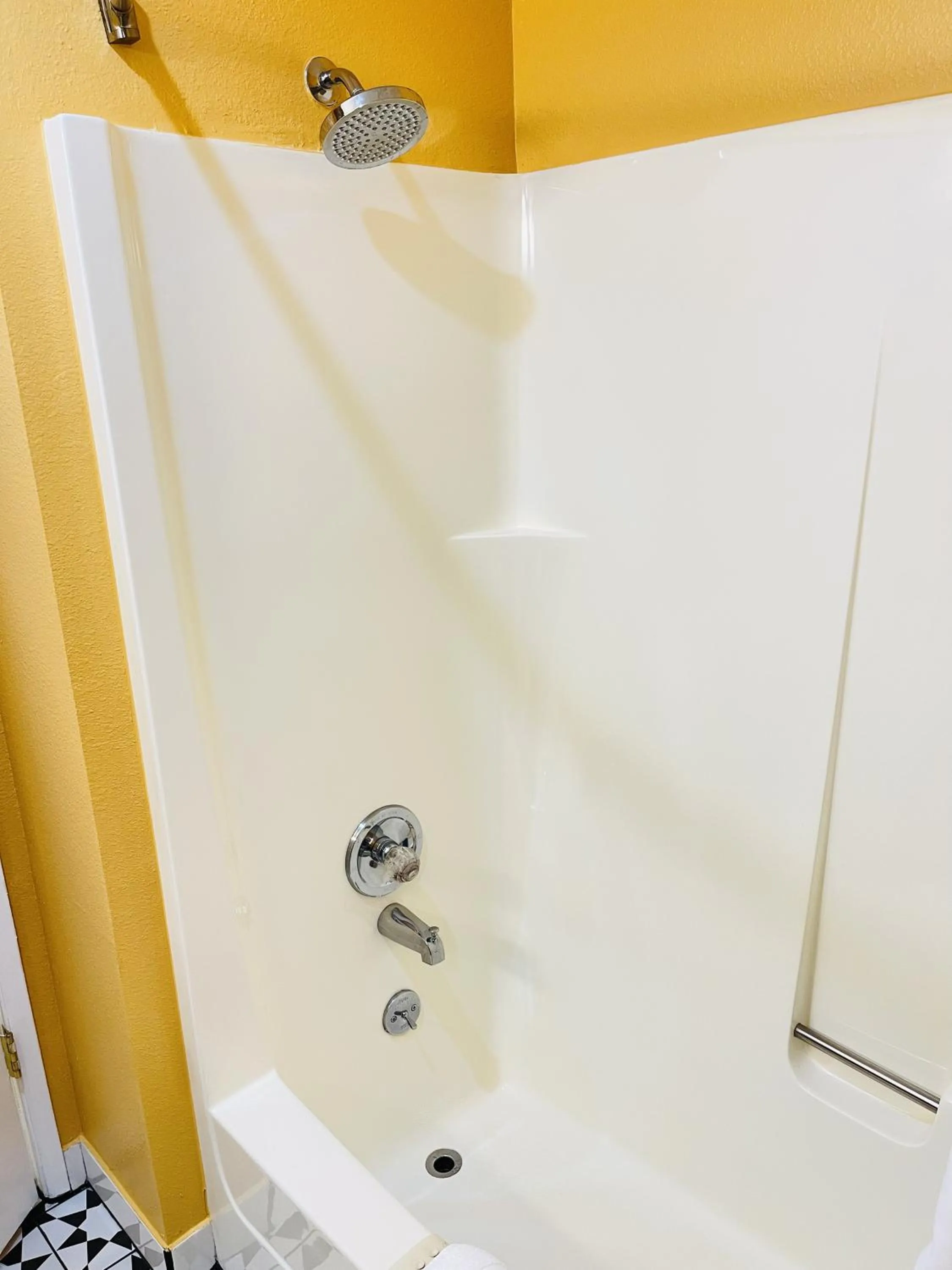 Bath in Apple Inn Motel