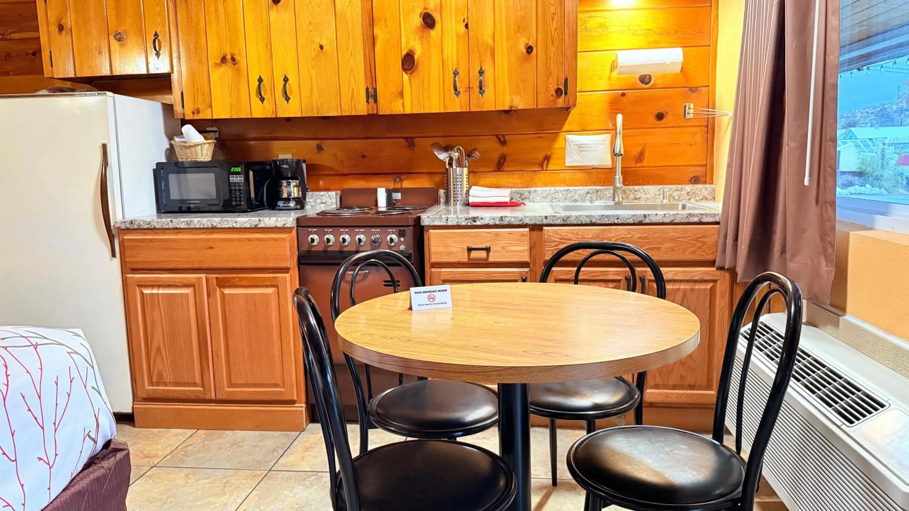 Dining area in Apple Inn Motel