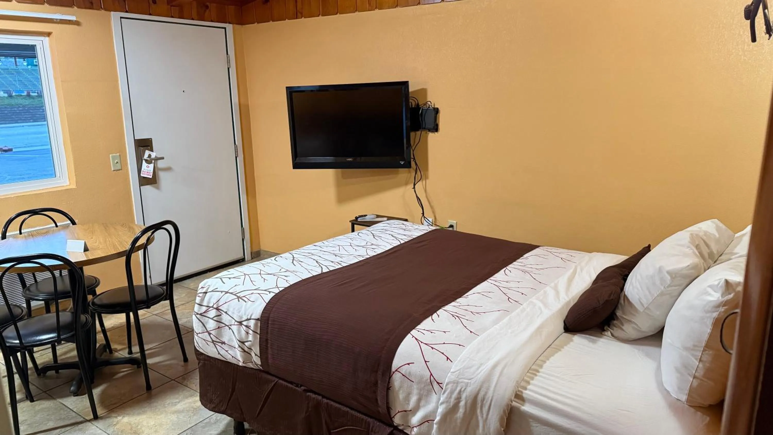 TV and multimedia, Bed in Apple Inn Motel