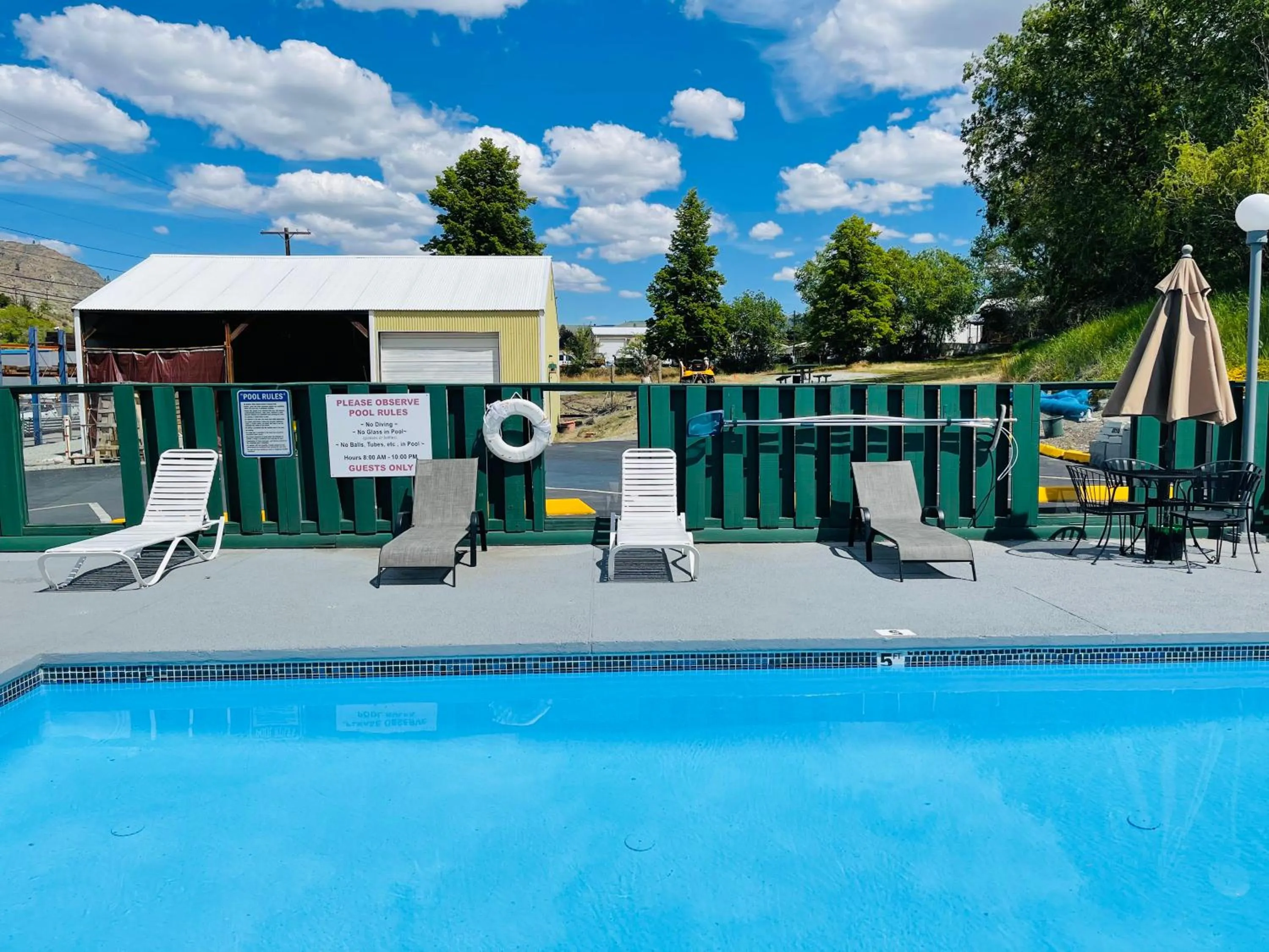 Swimming pool in Apple Inn Motel