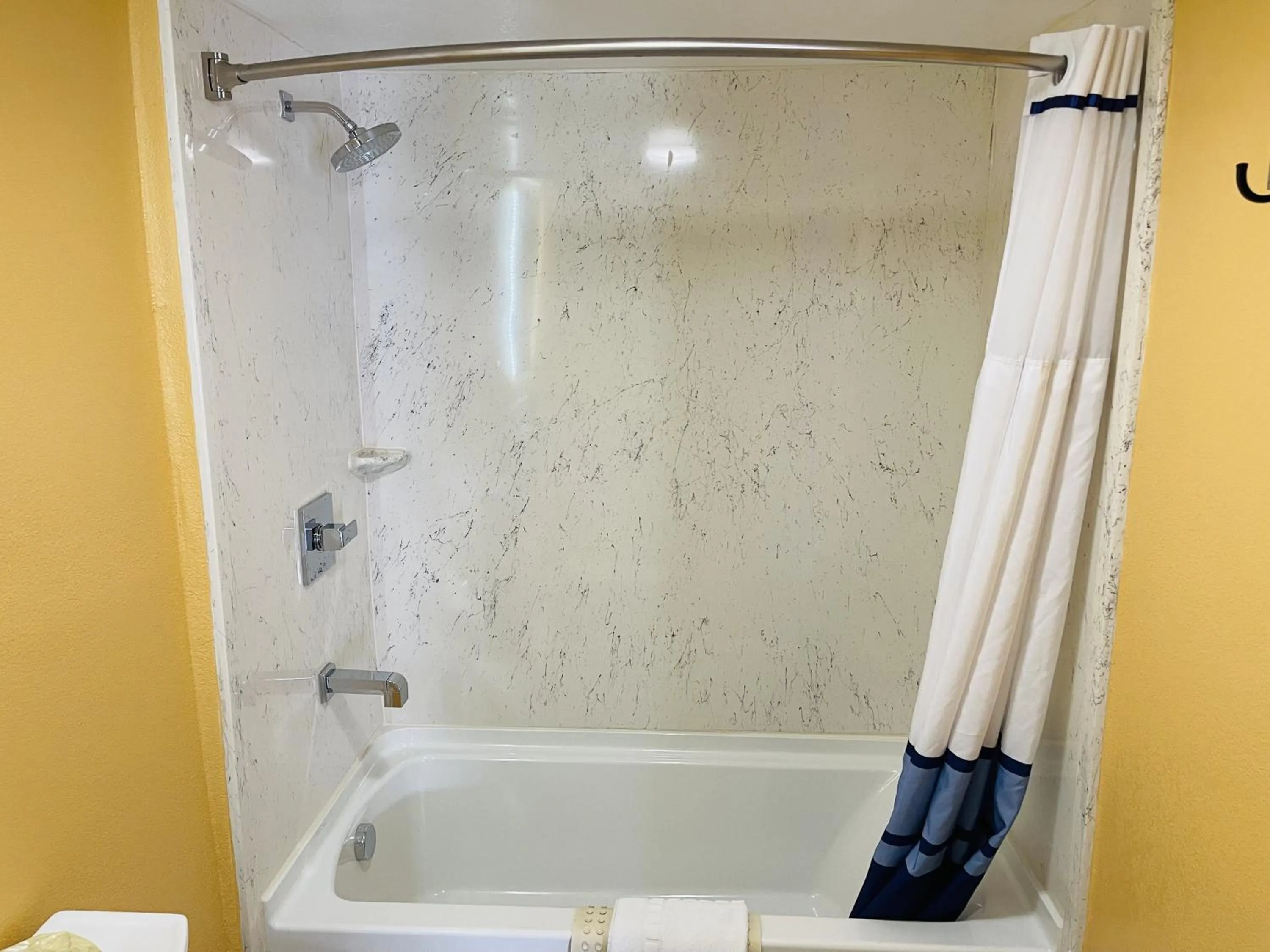 Bath in Apple Inn Motel