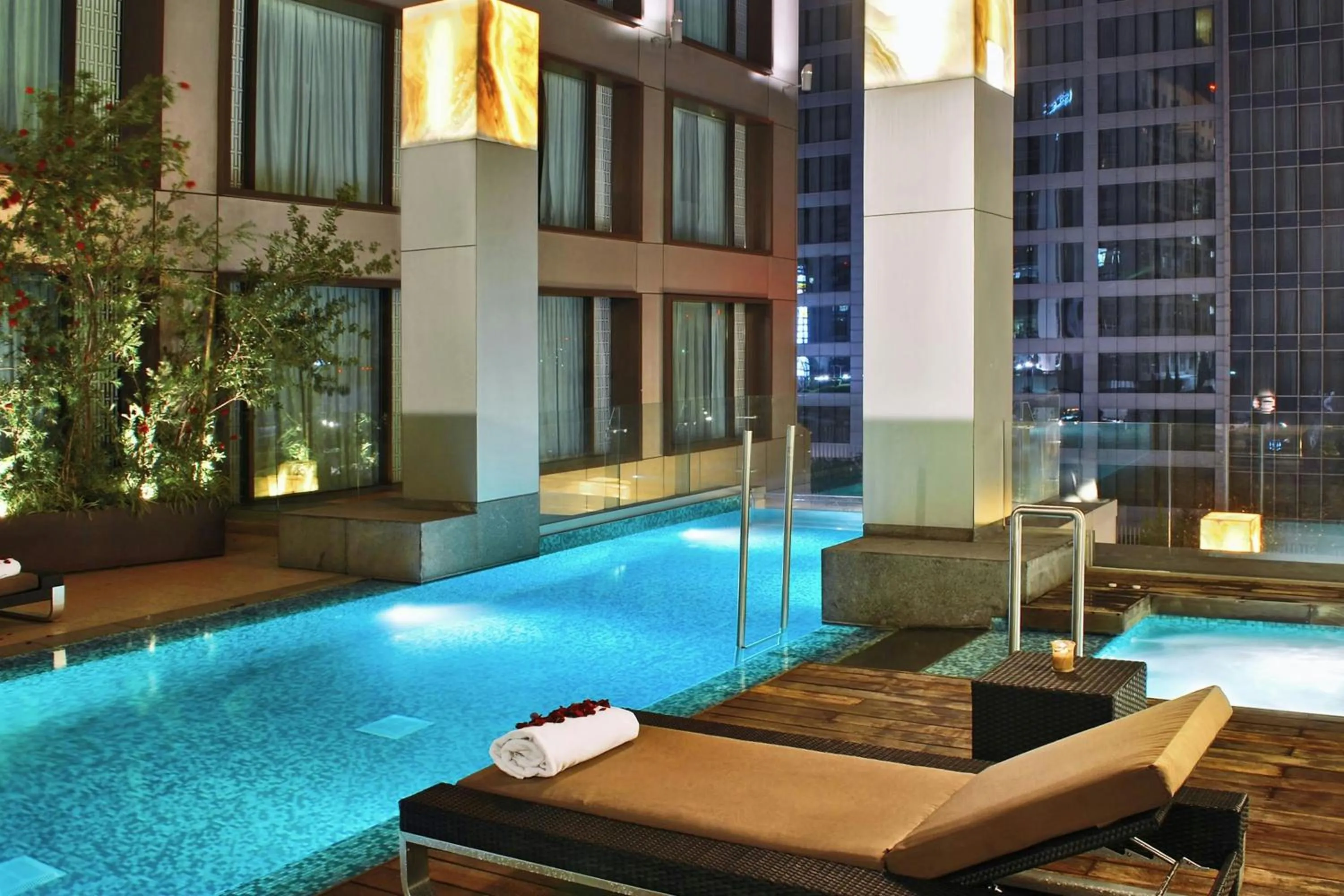 Swimming pool in JW Marriott Hotel Mexico City Santa Fe