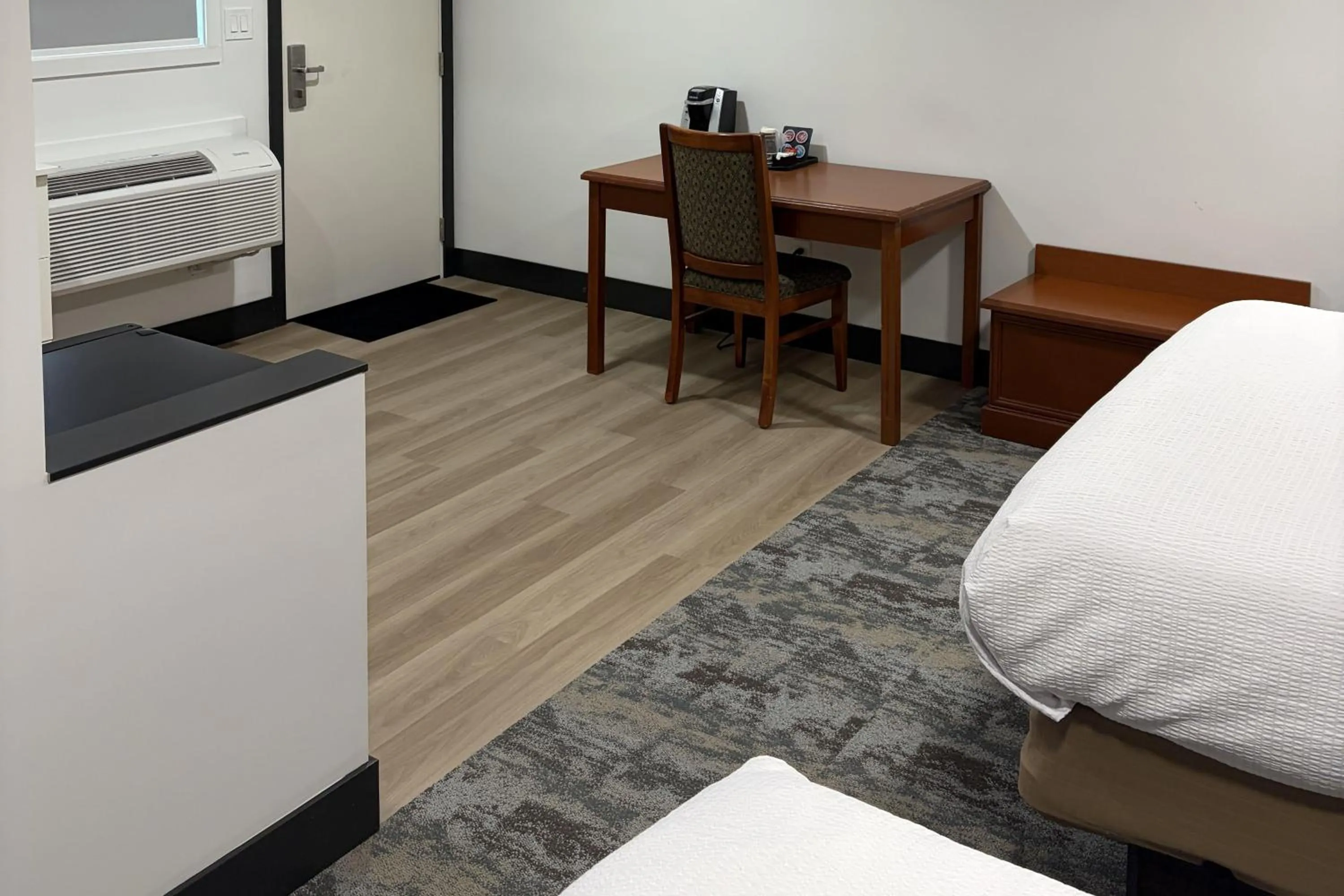 Photo of the whole room, Bed in Travelodge by Wyndham Langley