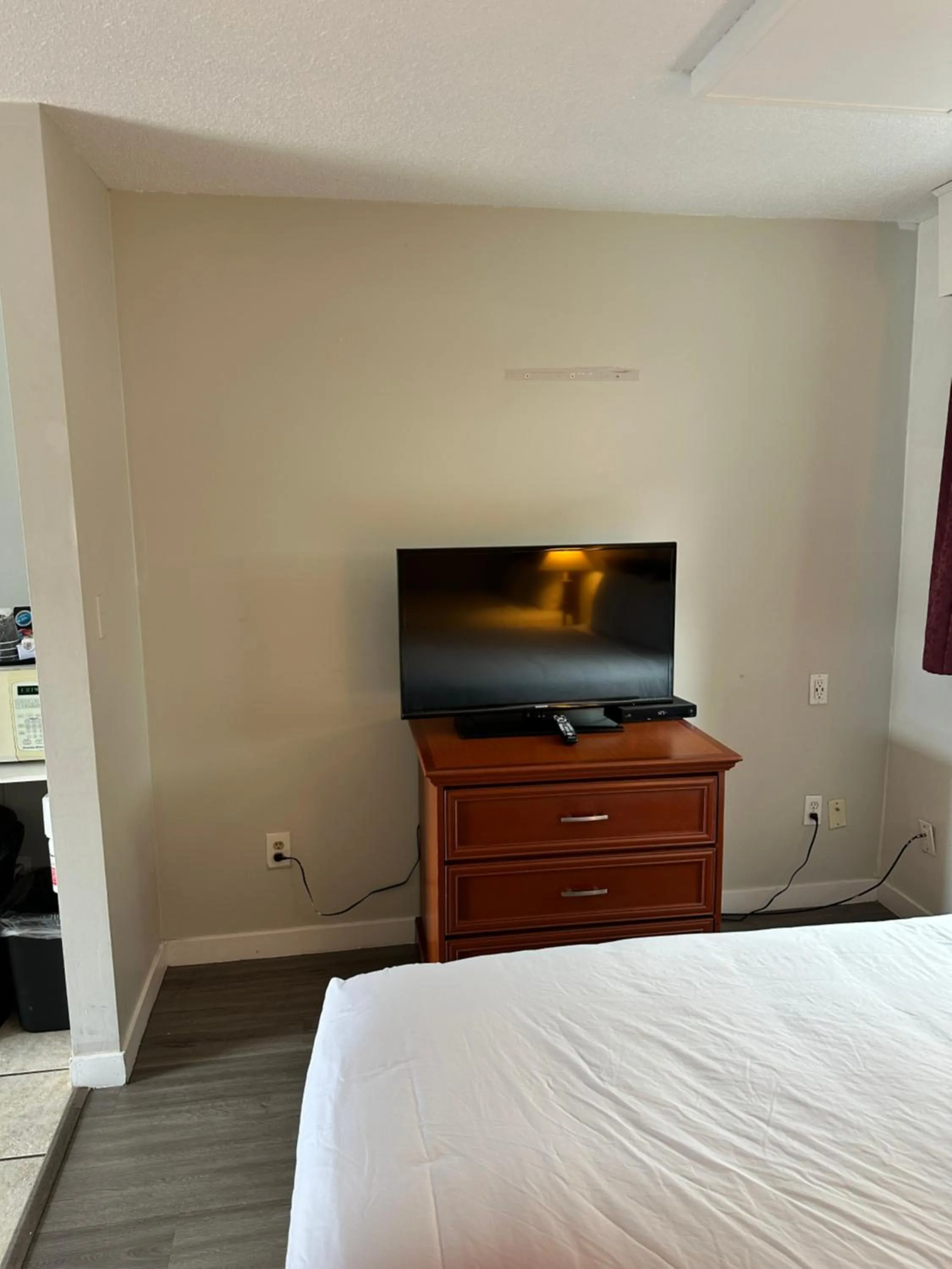 Bedroom, Bed in Travelodge by Wyndham Langley