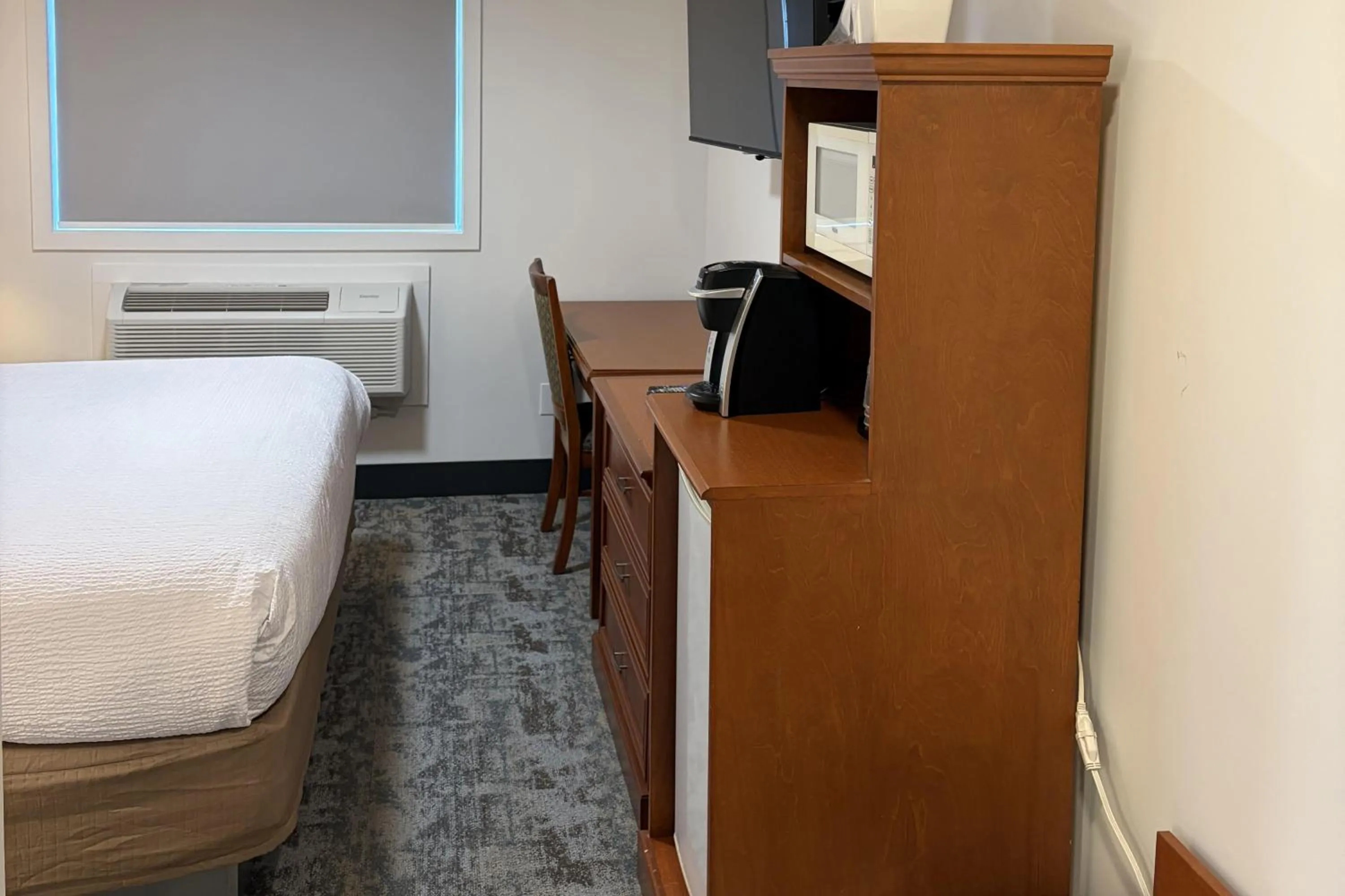 Photo of the whole room, Bed in Travelodge by Wyndham Langley