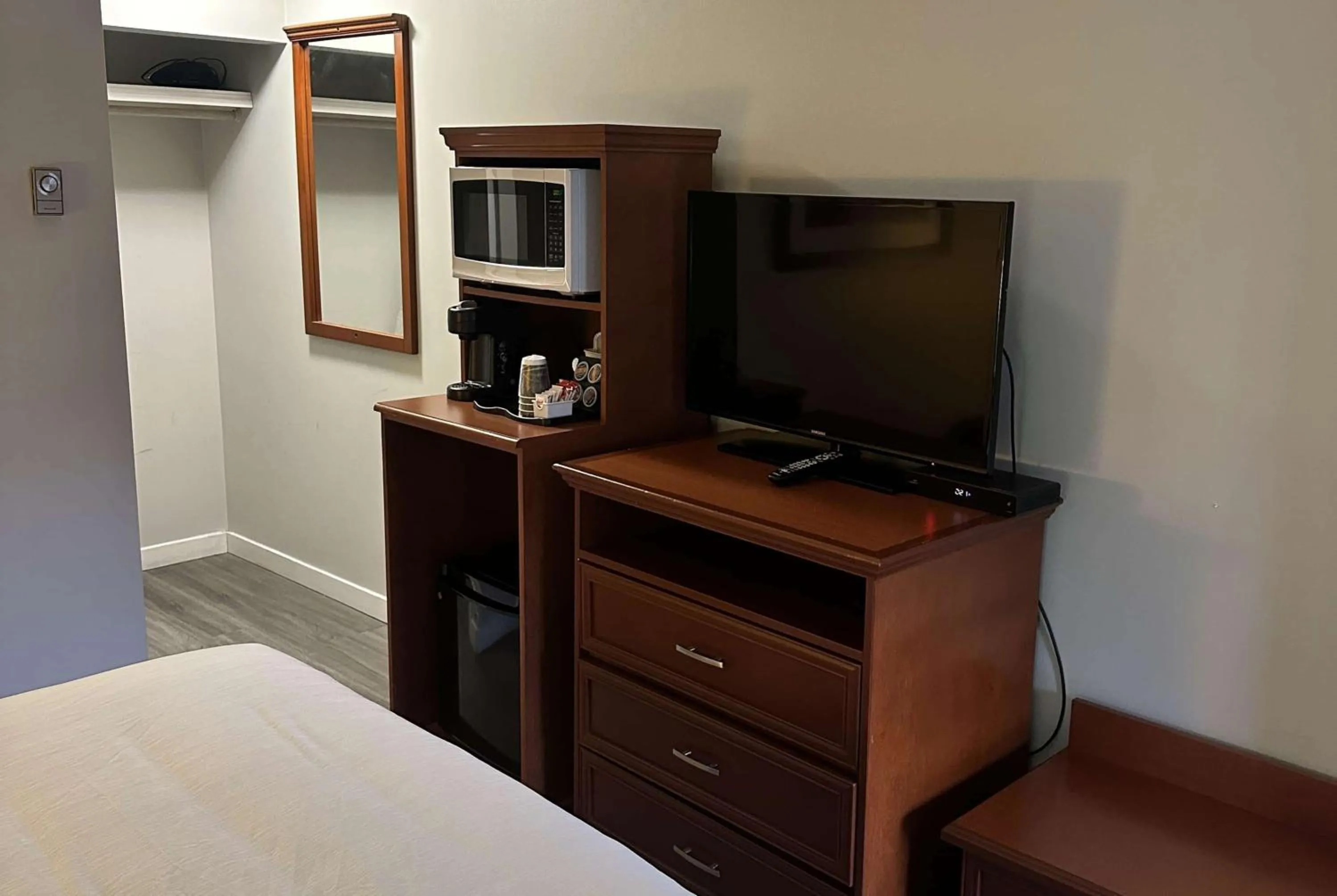 Photo of the whole room, Bed in Travelodge by Wyndham Langley