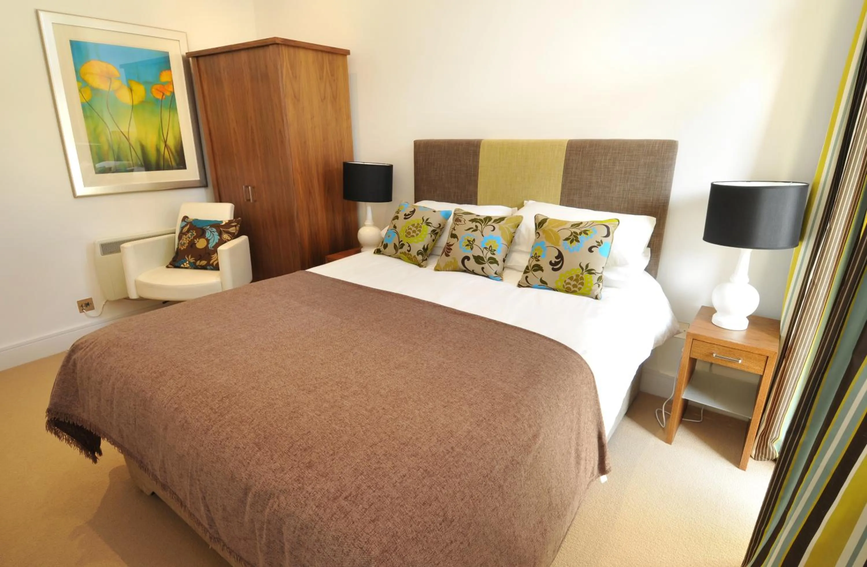 Bedroom, Bed in Highland Apartments by Mansley