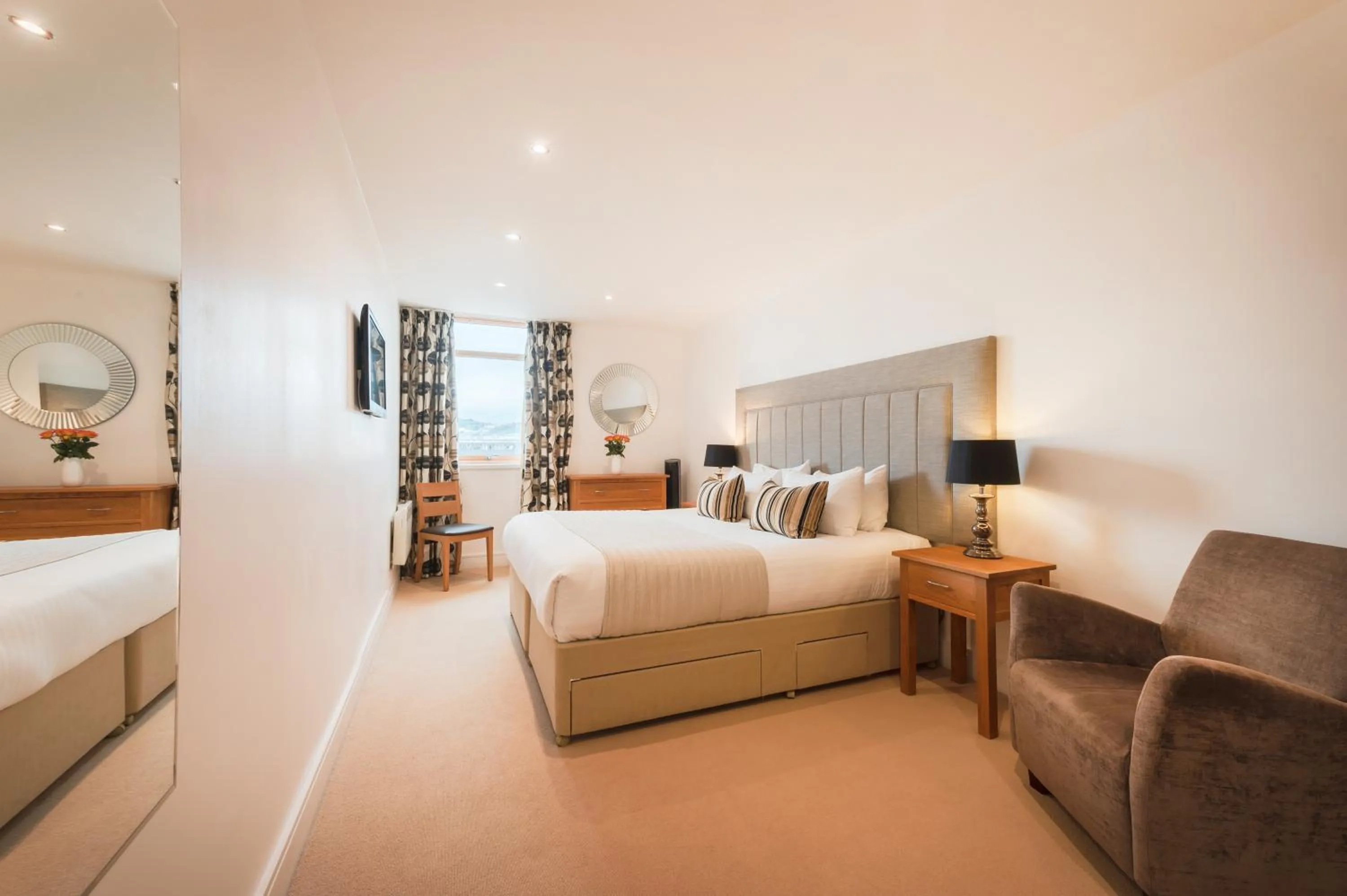 Photo of the whole room, Bed in Highland Apartments by Mansley