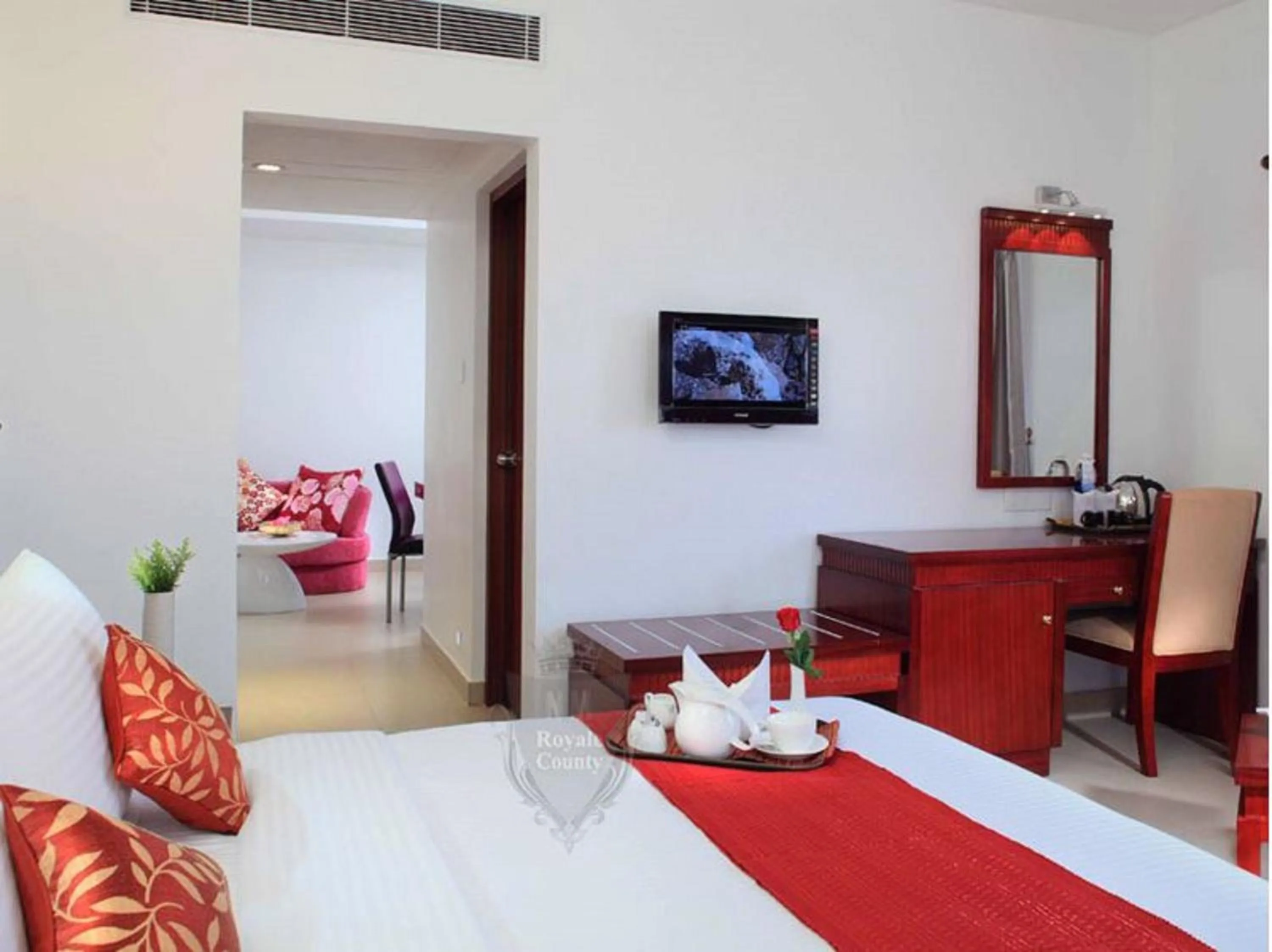 Photo of the whole room, Bed in NM Royale County