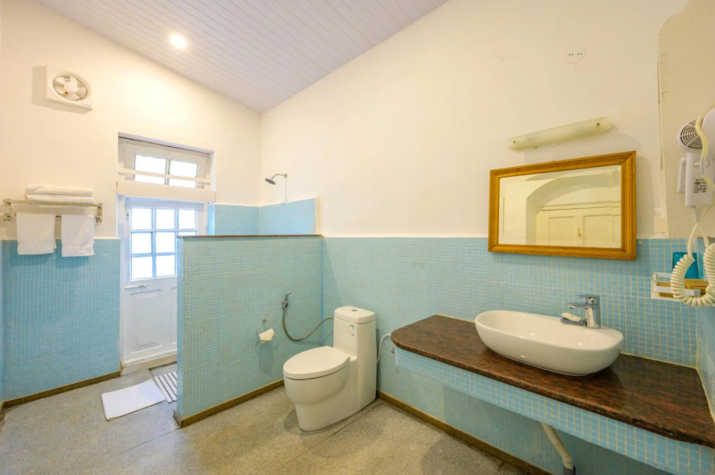 Toilet in Neemrana's Wallwood Garden