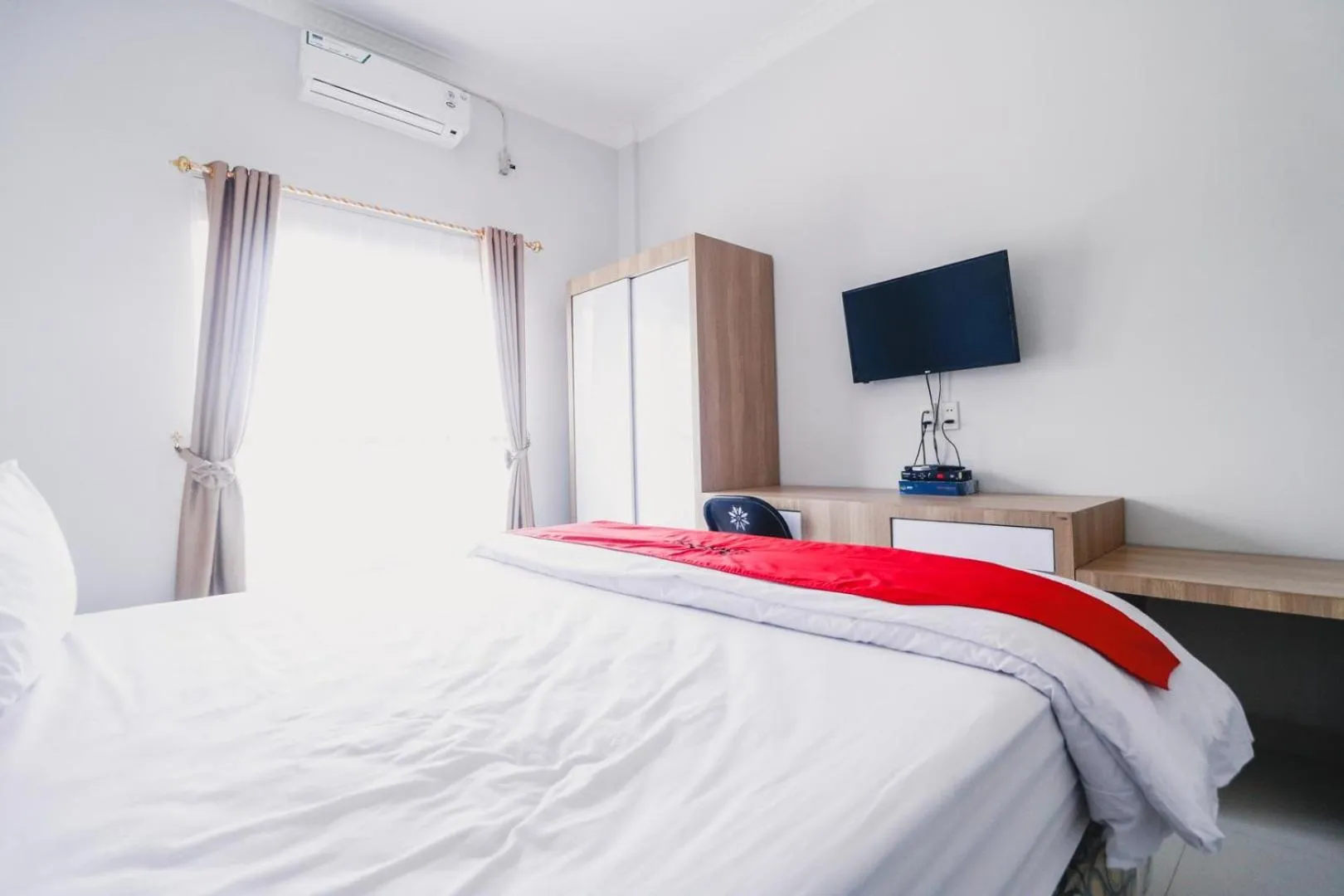 Bedroom, Bed in RedDoorz near Hermes Place Polonia Medan