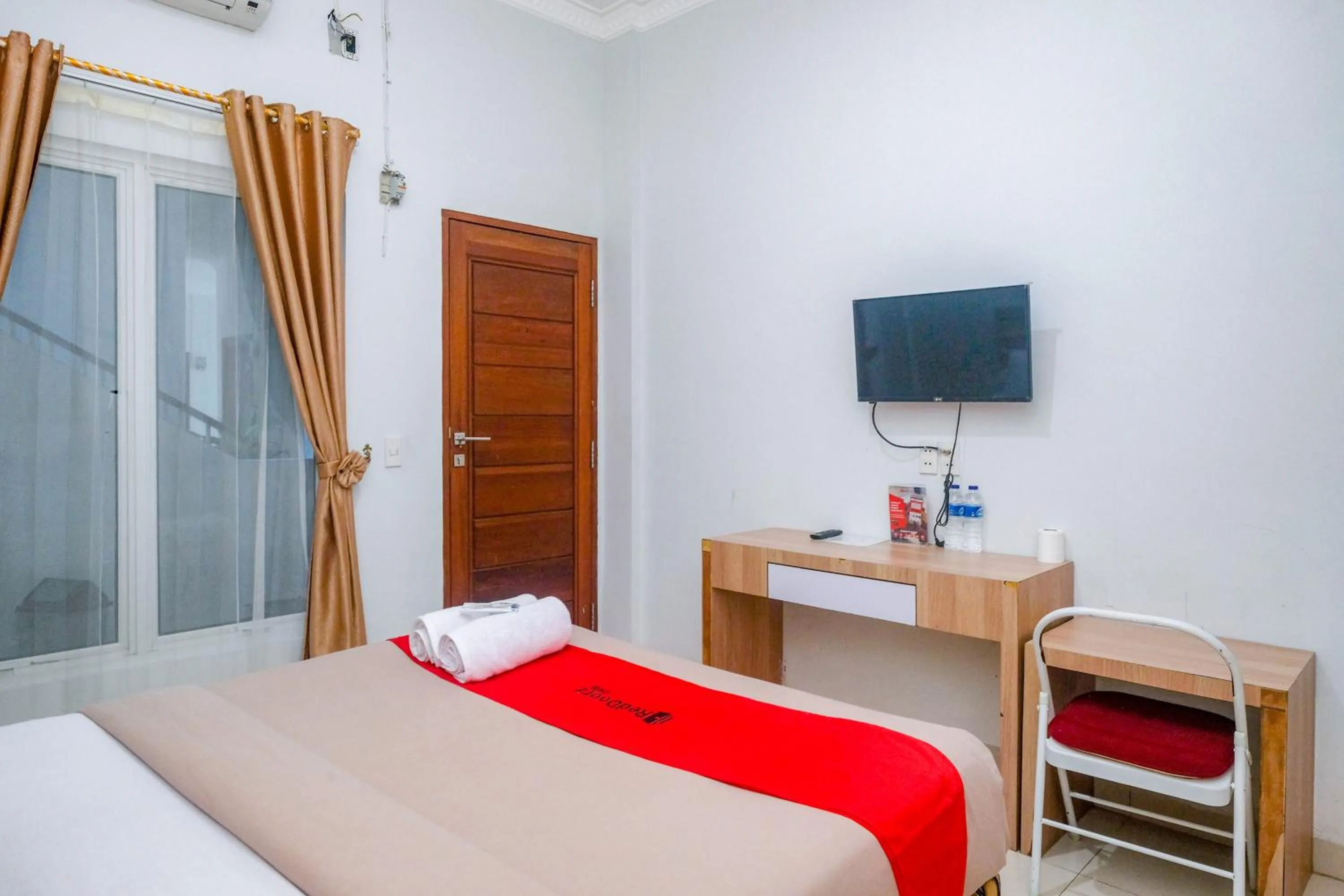 Bed in RedDoorz near Hermes Place Polonia Medan