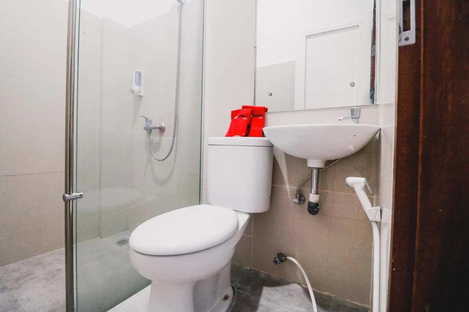 Bathroom in RedDoorz near Hermes Place Polonia Medan