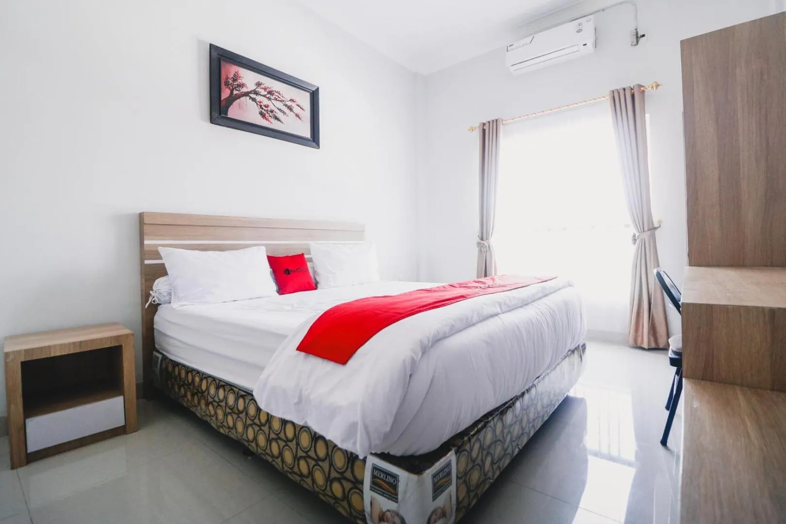 Bedroom, Bed in RedDoorz near Hermes Place Polonia Medan