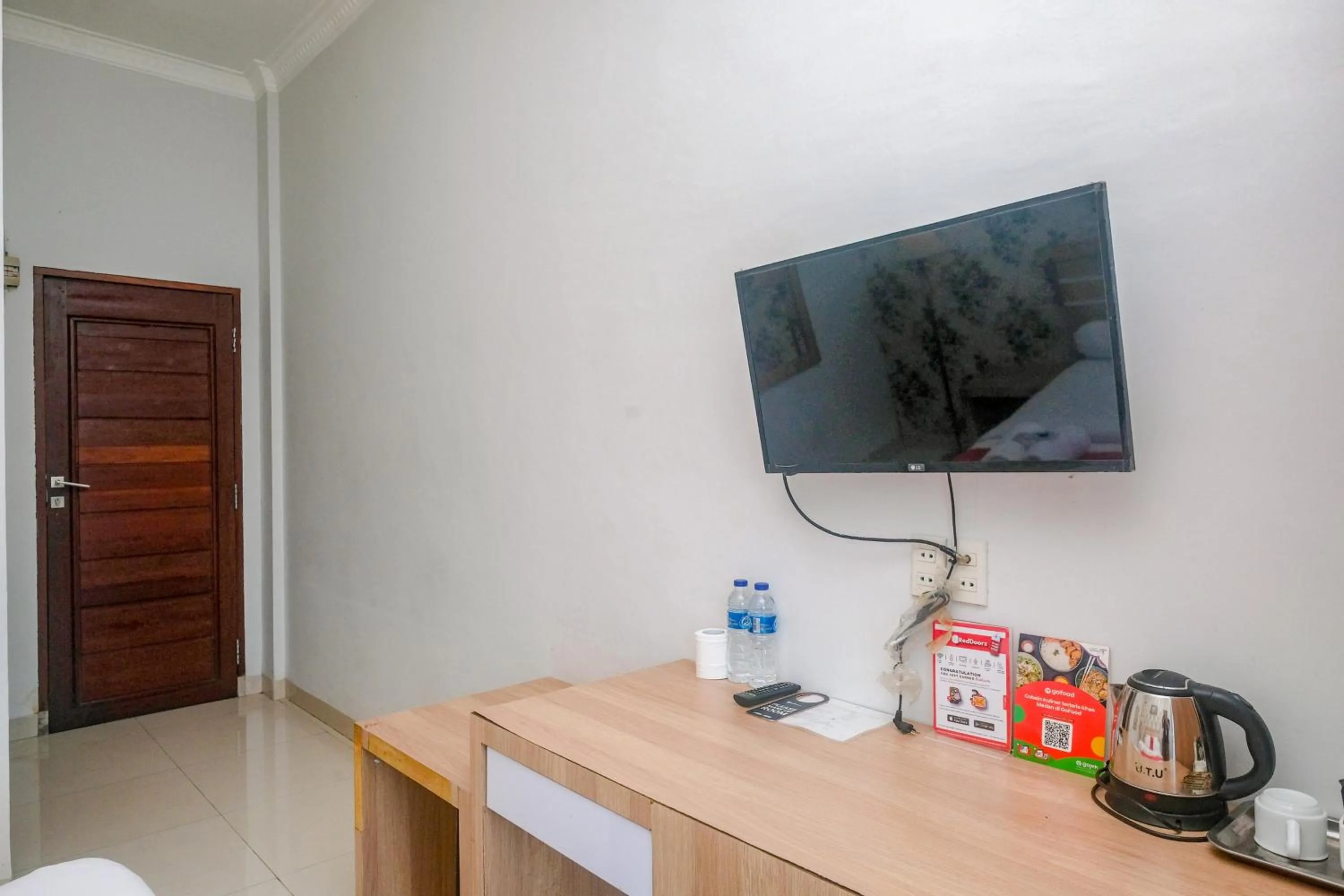 RedDoorz near Hermes Place Polonia Medan