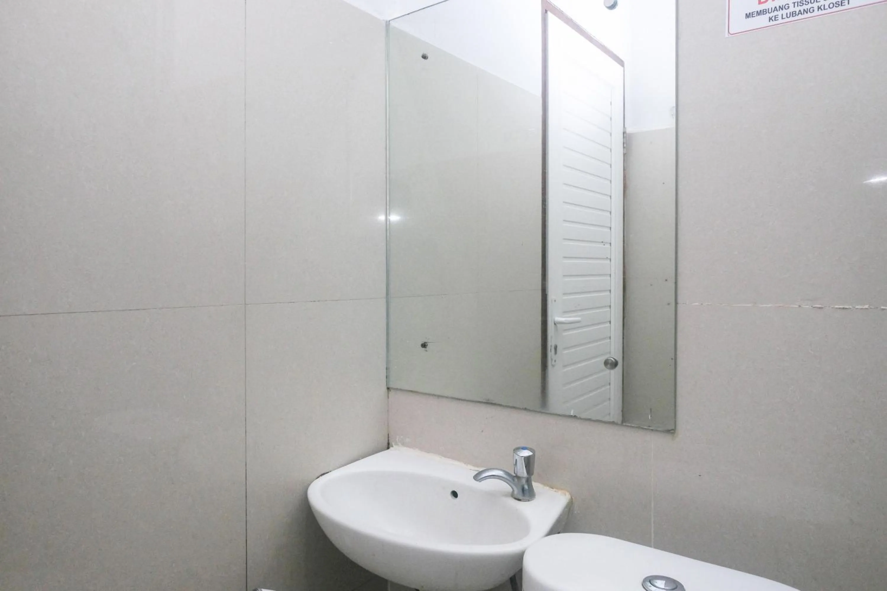 RedDoorz near Hermes Place Polonia Medan