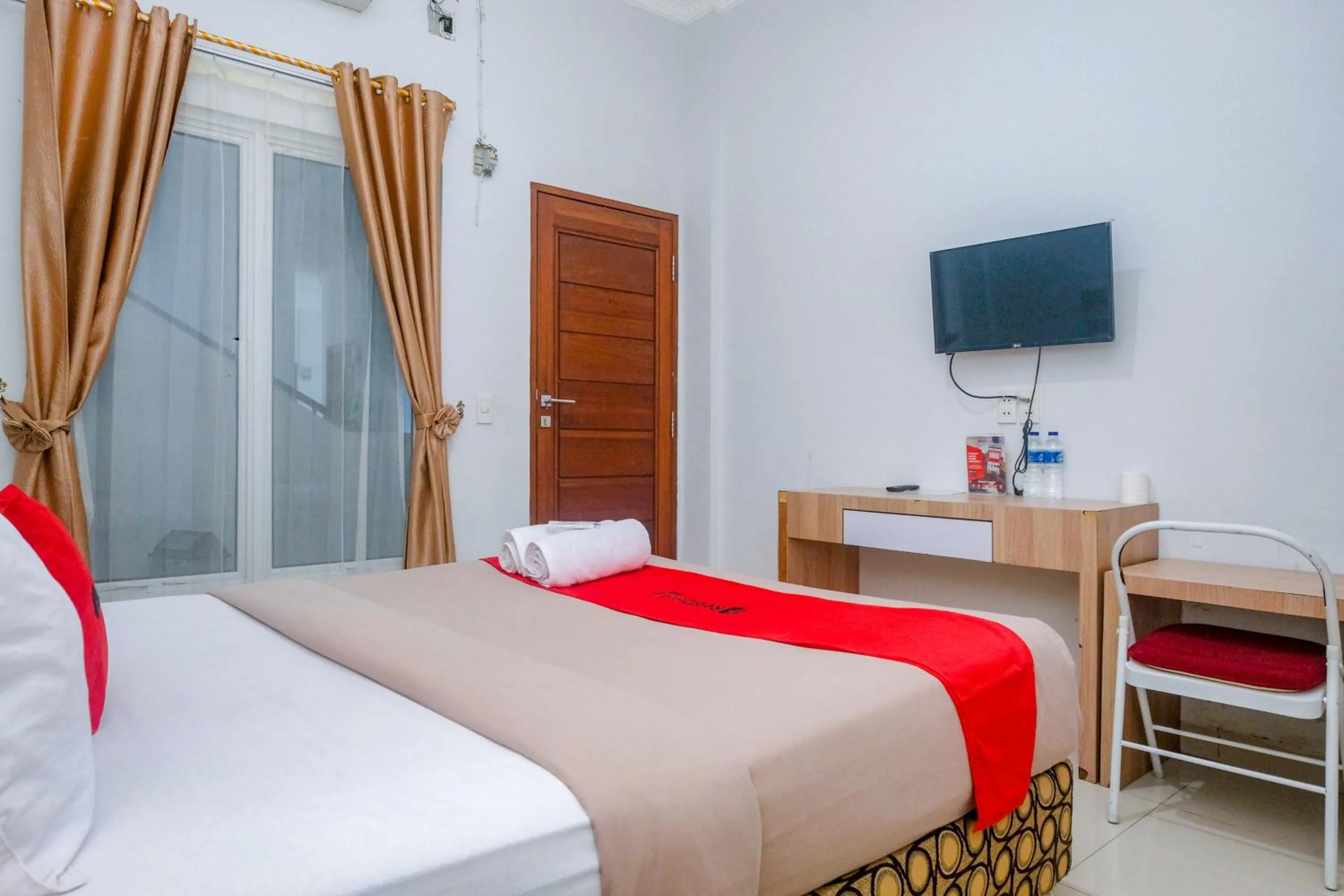 Bed in RedDoorz near Hermes Place Polonia Medan
