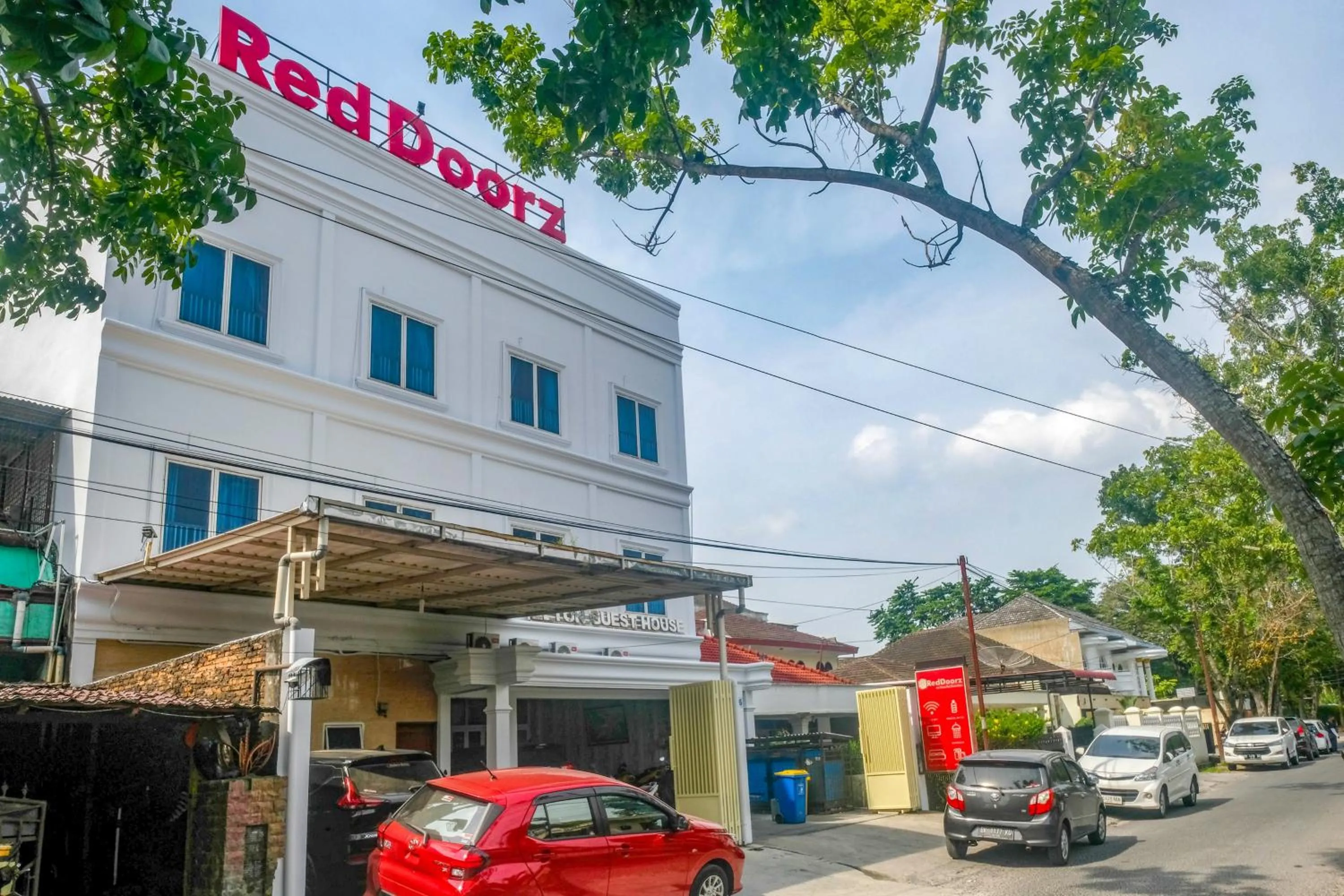 RedDoorz near Hermes Place Polonia Medan