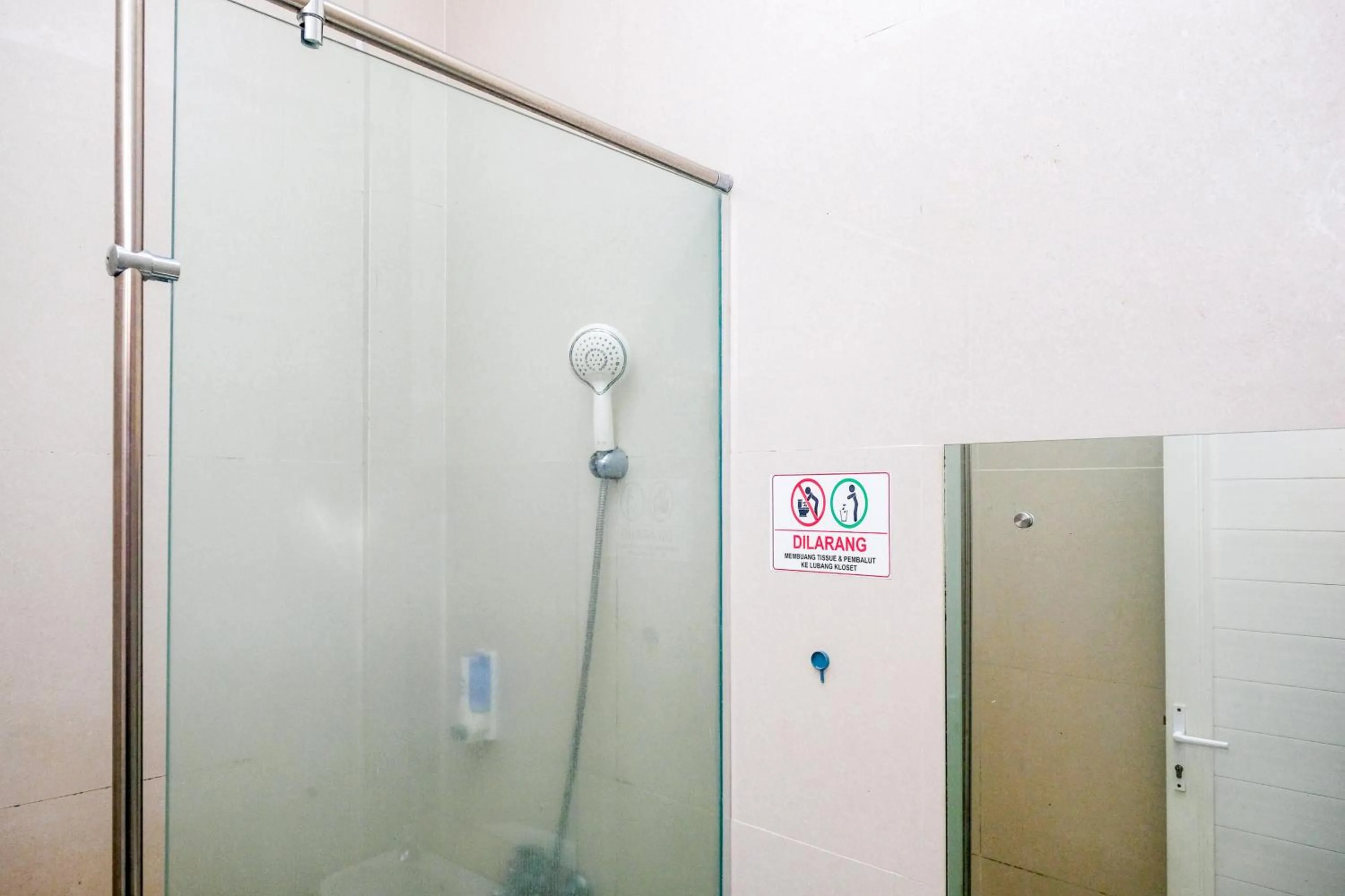 RedDoorz near Hermes Place Polonia Medan