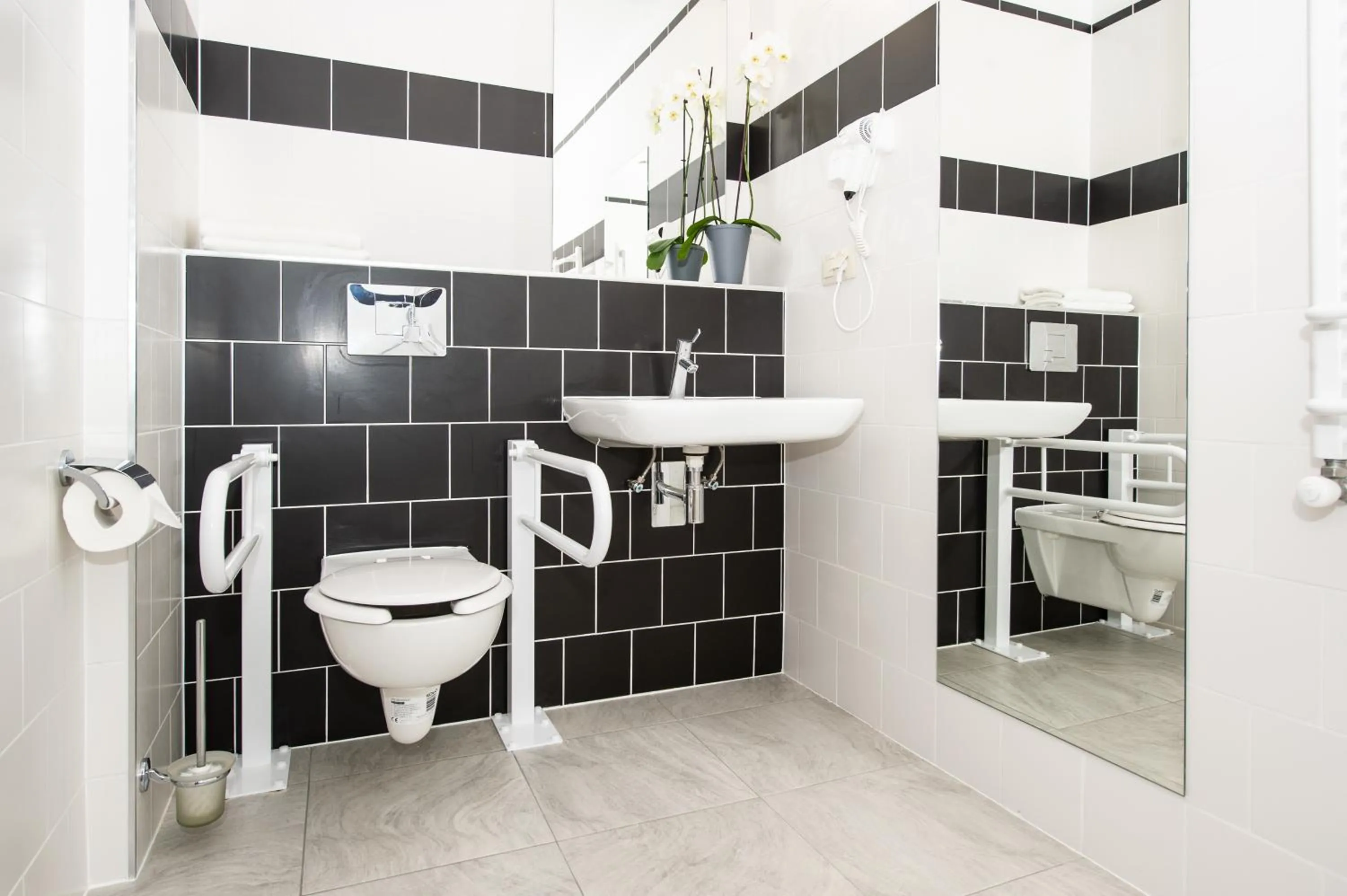 Bathroom in poznańska19