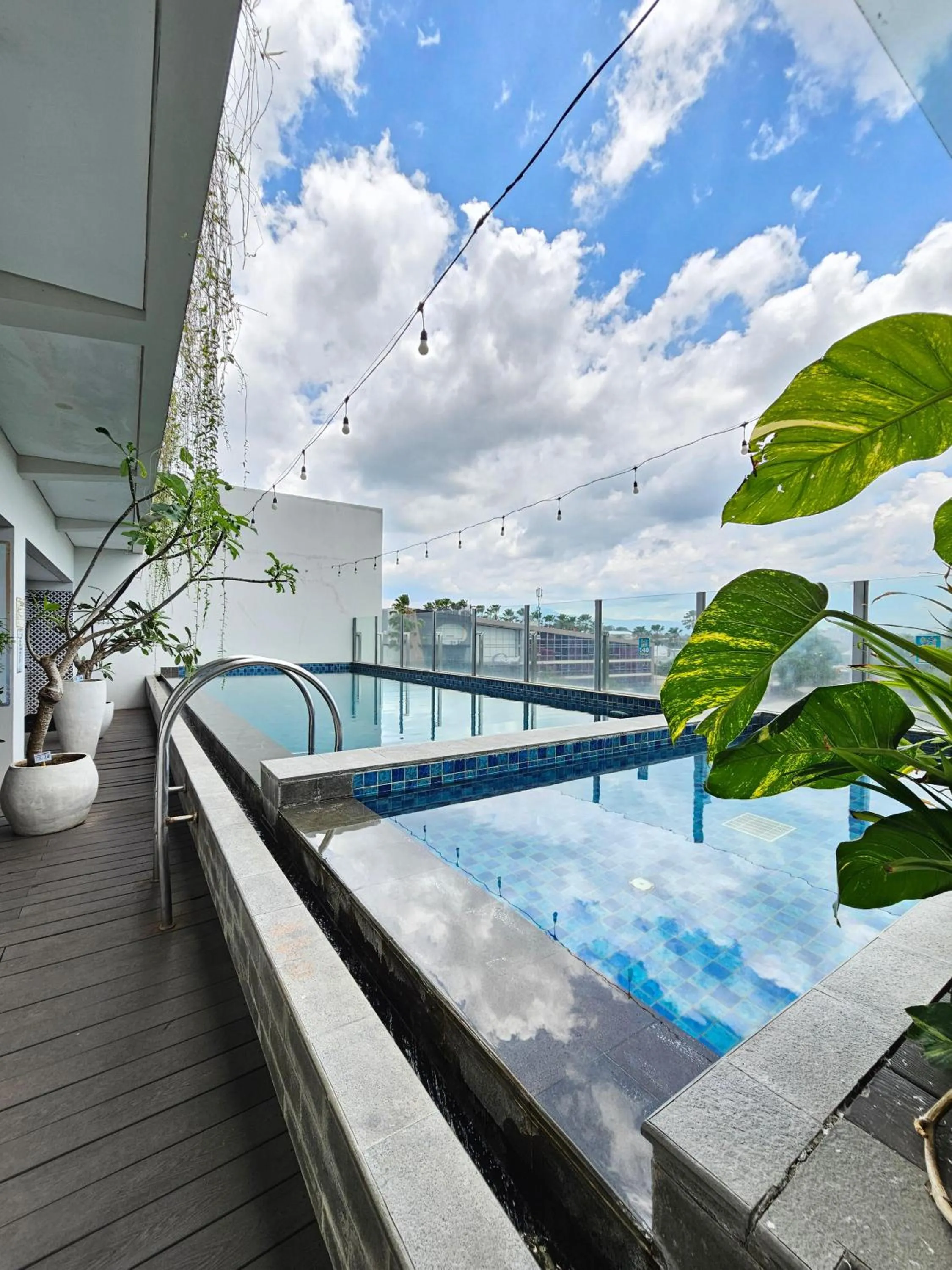 Swimming pool in Hotel Fortunagrande Jember By Fosia Hotels