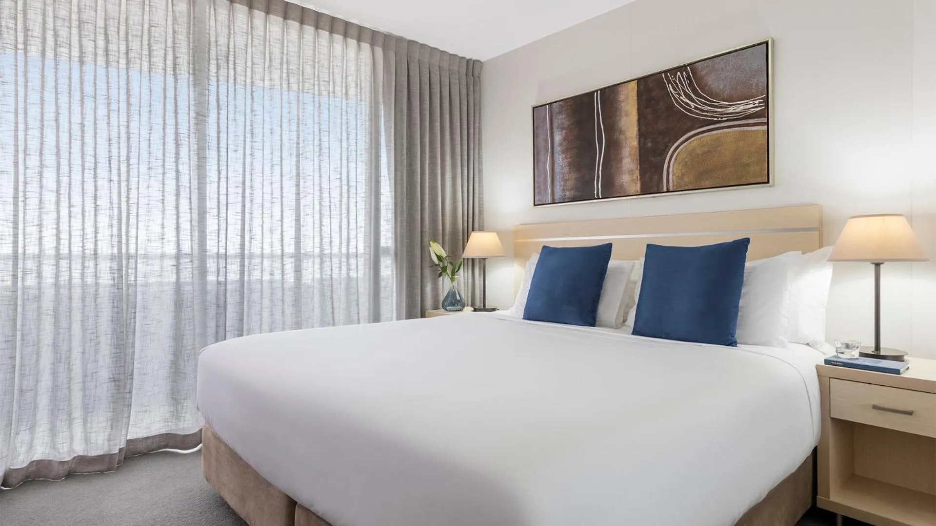 Bed in Oaks Brisbane Aurora Suites