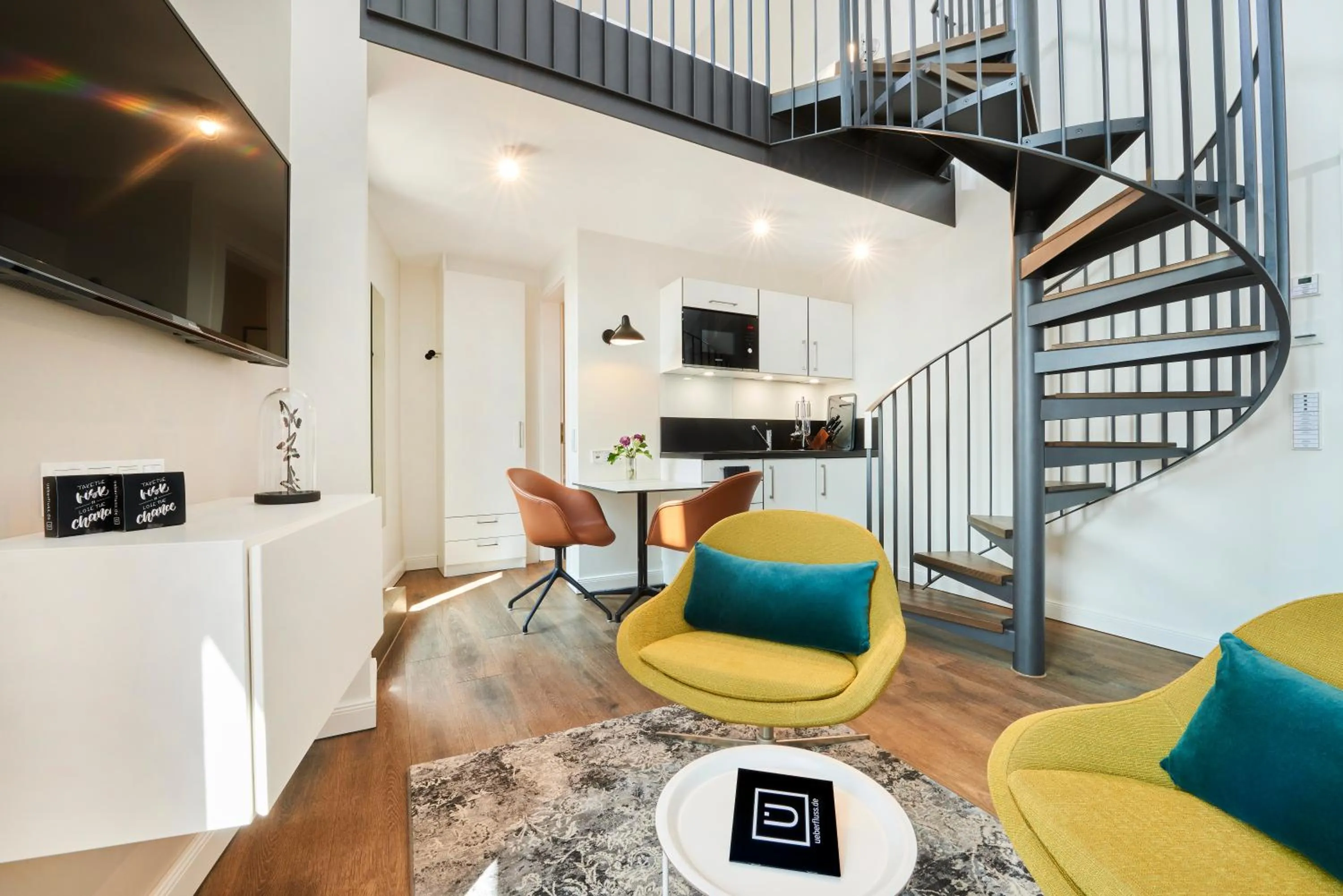 Photo of the whole room in ÜberFluss Serviced-Apartments