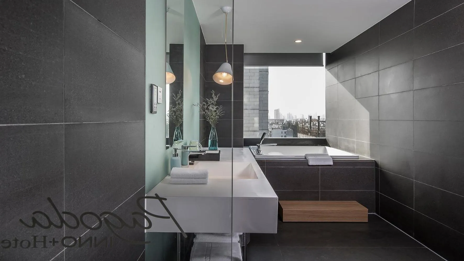 Bathroom, Bed in Shanghai Pagoda INNO Hotel