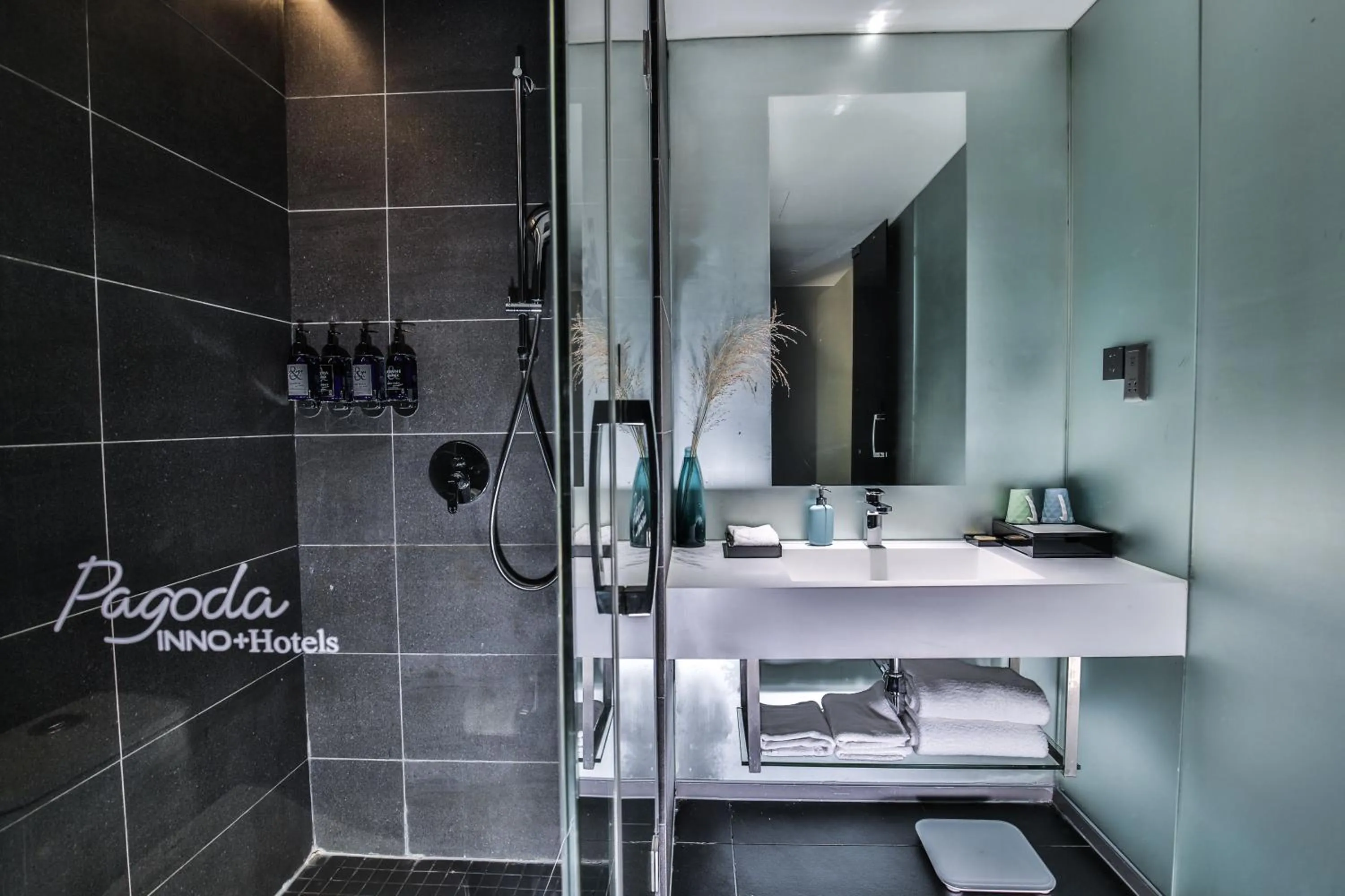 Bathroom in Shanghai Pagoda INNO Hotel