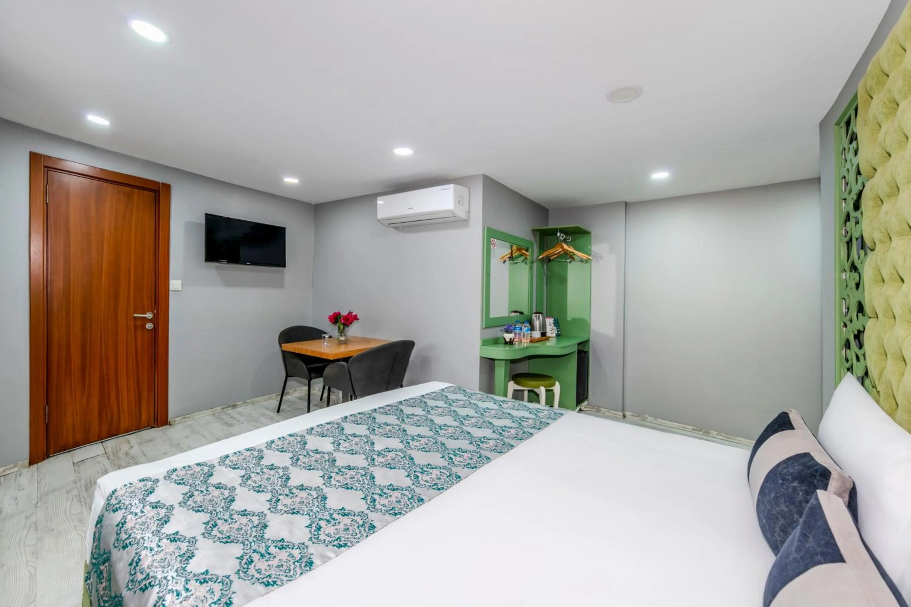 Seating area, Bed in Green Garden Hotel - Bahçelievler