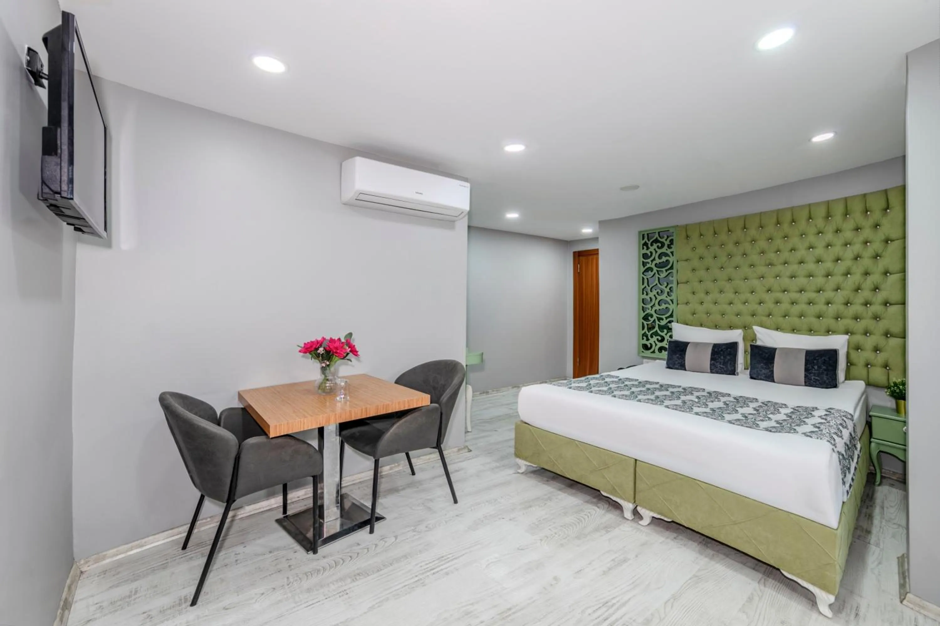 Photo of the whole room, Bed in Green Garden Hotel - Bahçelievler